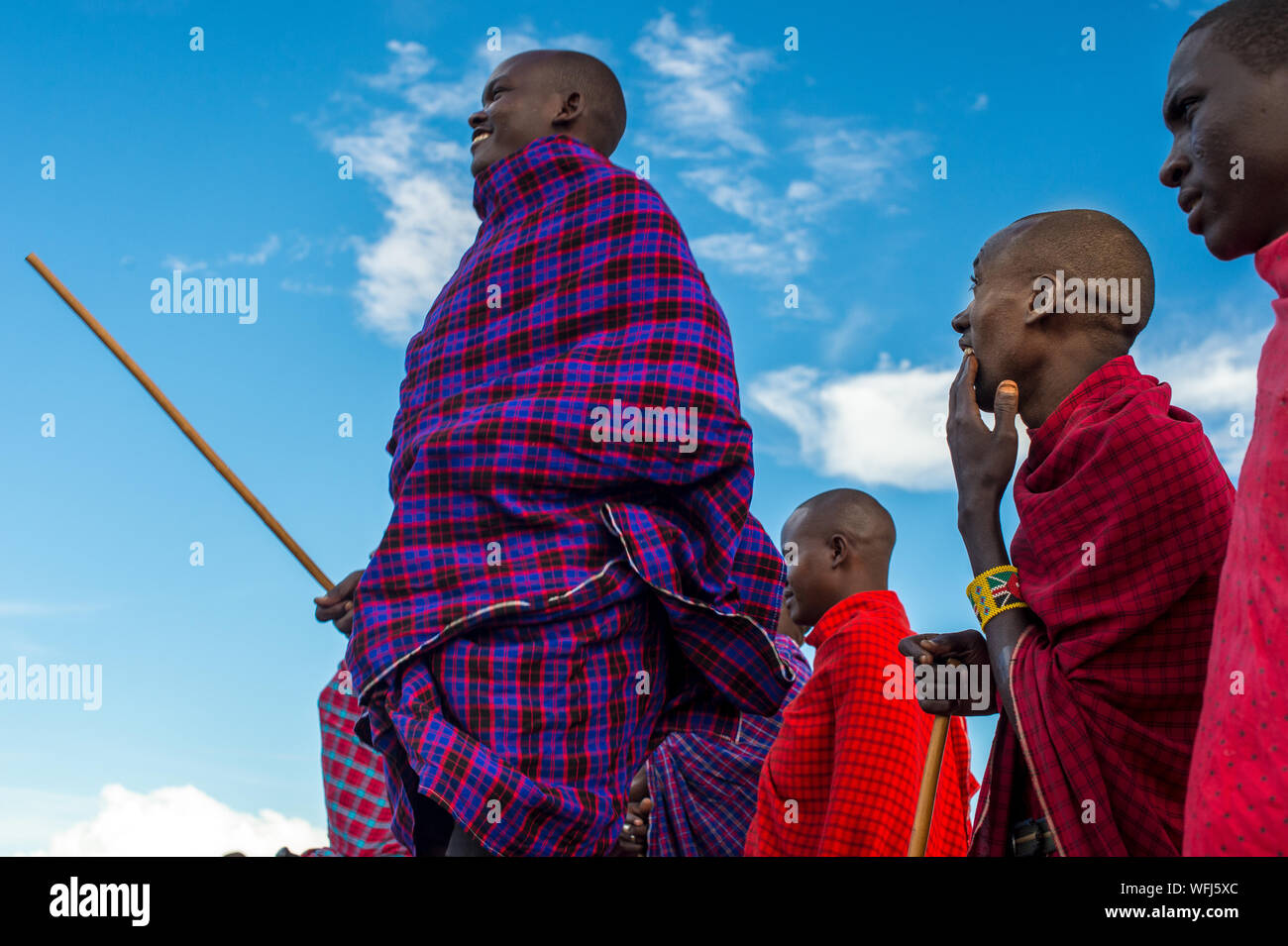 La tribu Masai la danse traditionnelle, le Parc national Amboseli, Kenya, Africa Banque D'Images