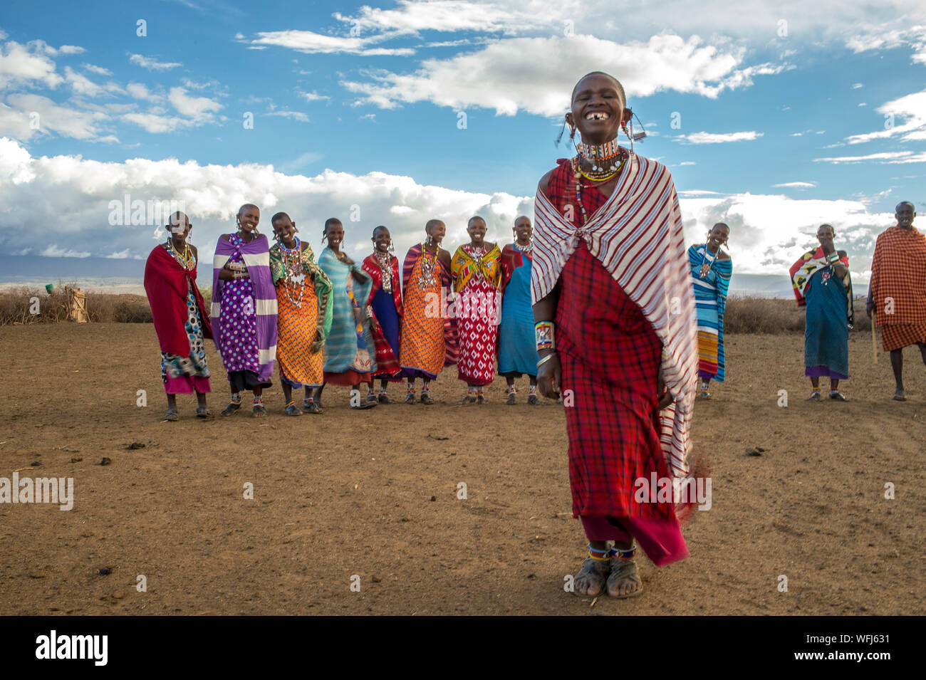 La tribu Masai la danse traditionnelle, le Parc national Amboseli, Kenya, Africa Banque D'Images