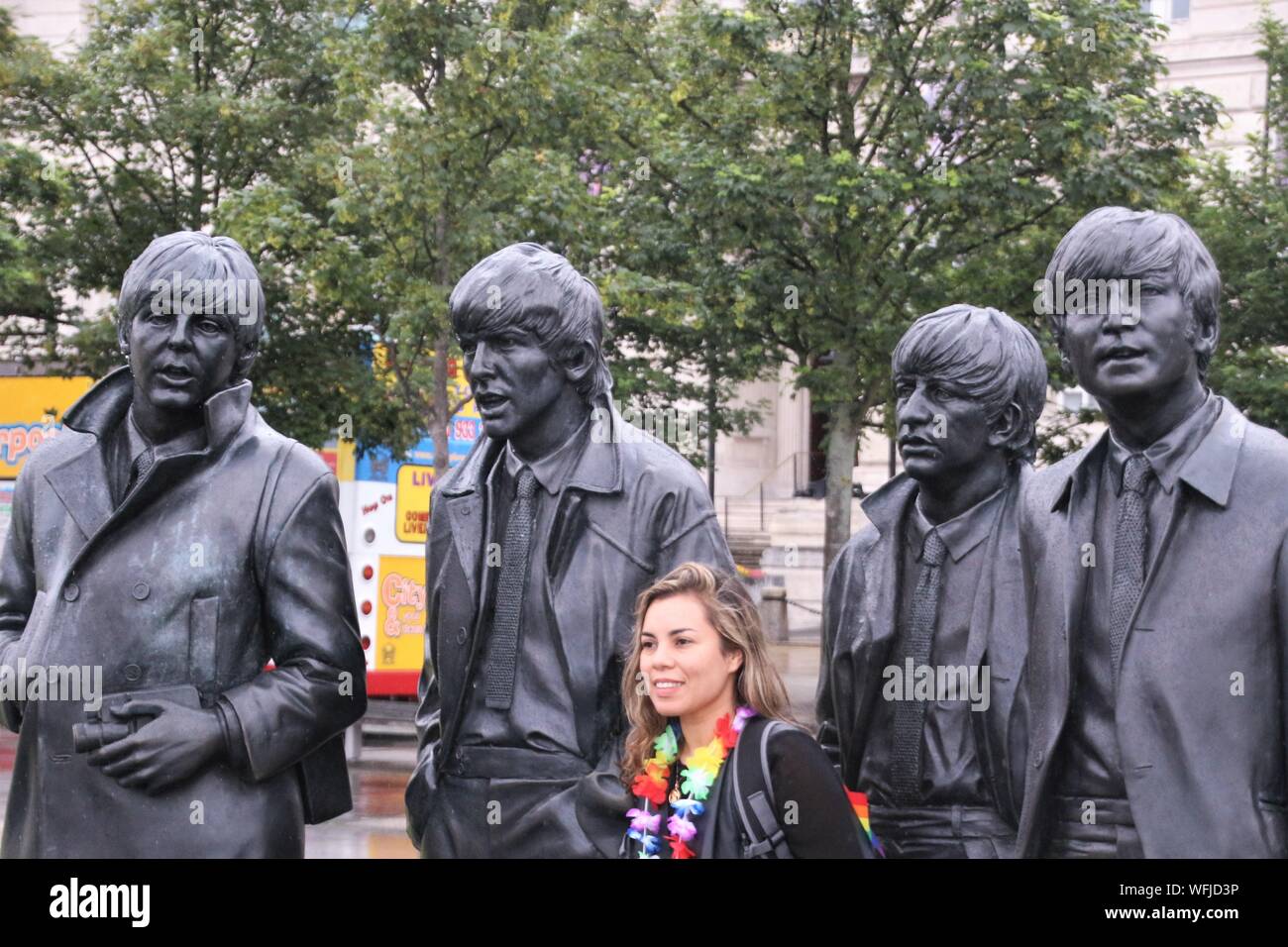 Sculpture du Beatles sur Pier Head, Liverpool, Merseyside, en temps de pluie. Installé en 2015. Artiste : Andy Edwards. L'Europe. Banque D'Images