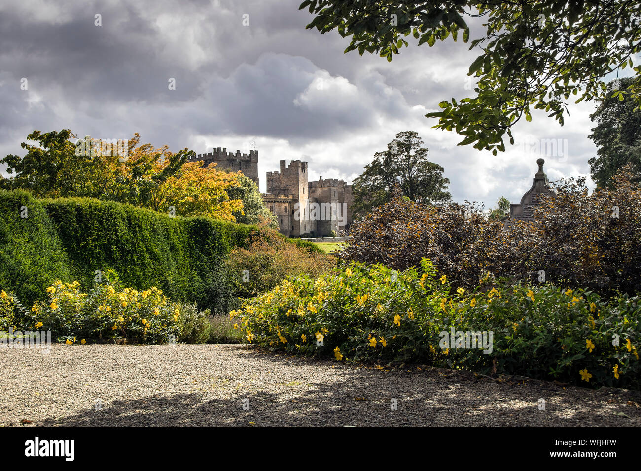 Raby Castle, Staindrop, Teesdale, comté de Durham, Royaume-Uni. 31 août 2019. Météo britannique. Après une matinée d'éclaircies et d'averses le soleil illumine Raby Castle et ses jardins colorés, qui commencent à développer des couleurs automnales. Crédit : David Forster/Alamy Live News Banque D'Images