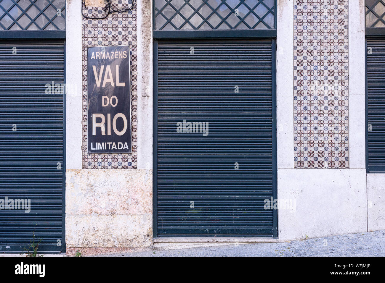 Décoration façade traditionnelle portugaise avec des azulejos à Lisbonne, Portugal. Banque D'Images