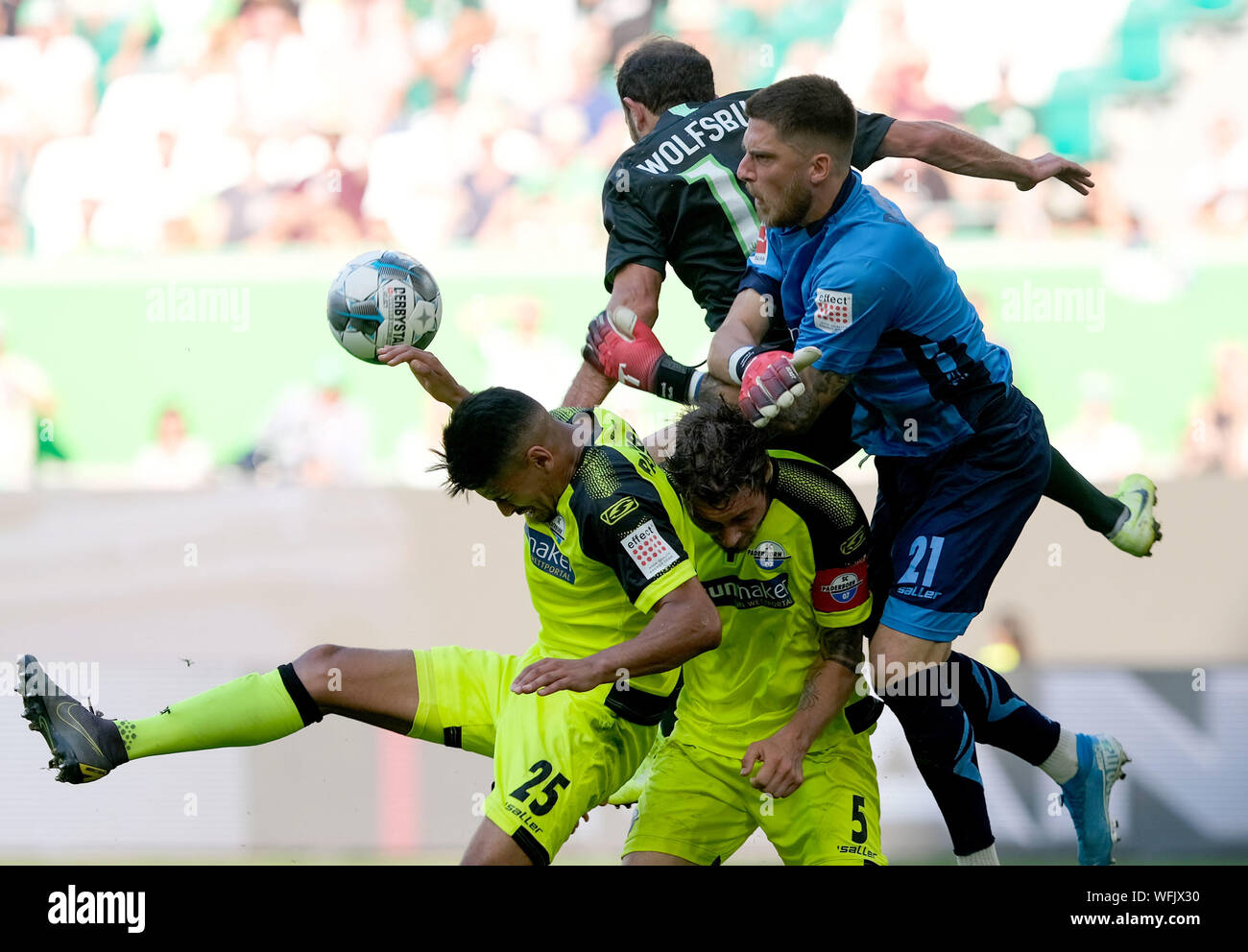 31 août 2019, Basse-Saxe, Wolfsburg : Soccer : Bundesliga, Journée 3 : VfL Wolfsburg - SC Paderborn 07 dans la Volkswagen Arena. Wolfsburg's Admir Mehmedi (ci-dessus) et l'attaquant Jannik Paderborn Huth (r) et Mohamed Dräger (l) et chrétienne (Strohdiek M, ci-dessous) lutte pour la balle. Photo : Peter Steffen/DPA - NOTE IMPORTANTE : en conformité avec les exigences de la DFL Deutsche Fußball Liga ou la DFB Deutscher Fußball-Bund, il est interdit d'utiliser ou avoir utilisé des photographies prises dans le stade et/ou la correspondance dans la séquence sous forme d'images et/ou vidéo-comme des séquences de photos. Banque D'Images