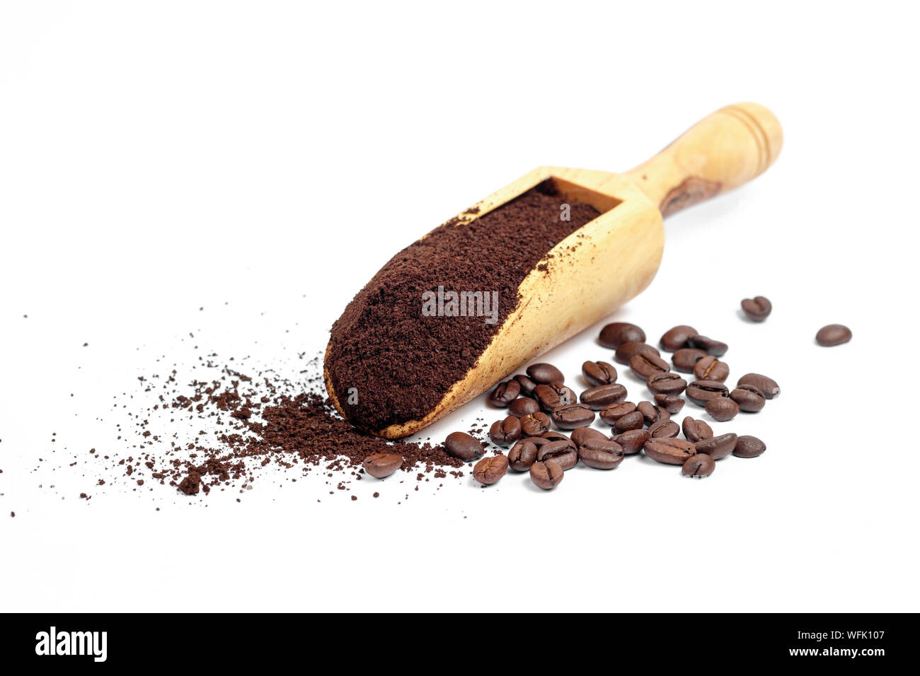Poudre de café arabica au sol en bois sur fond blanc avec scoop Banque D'Images