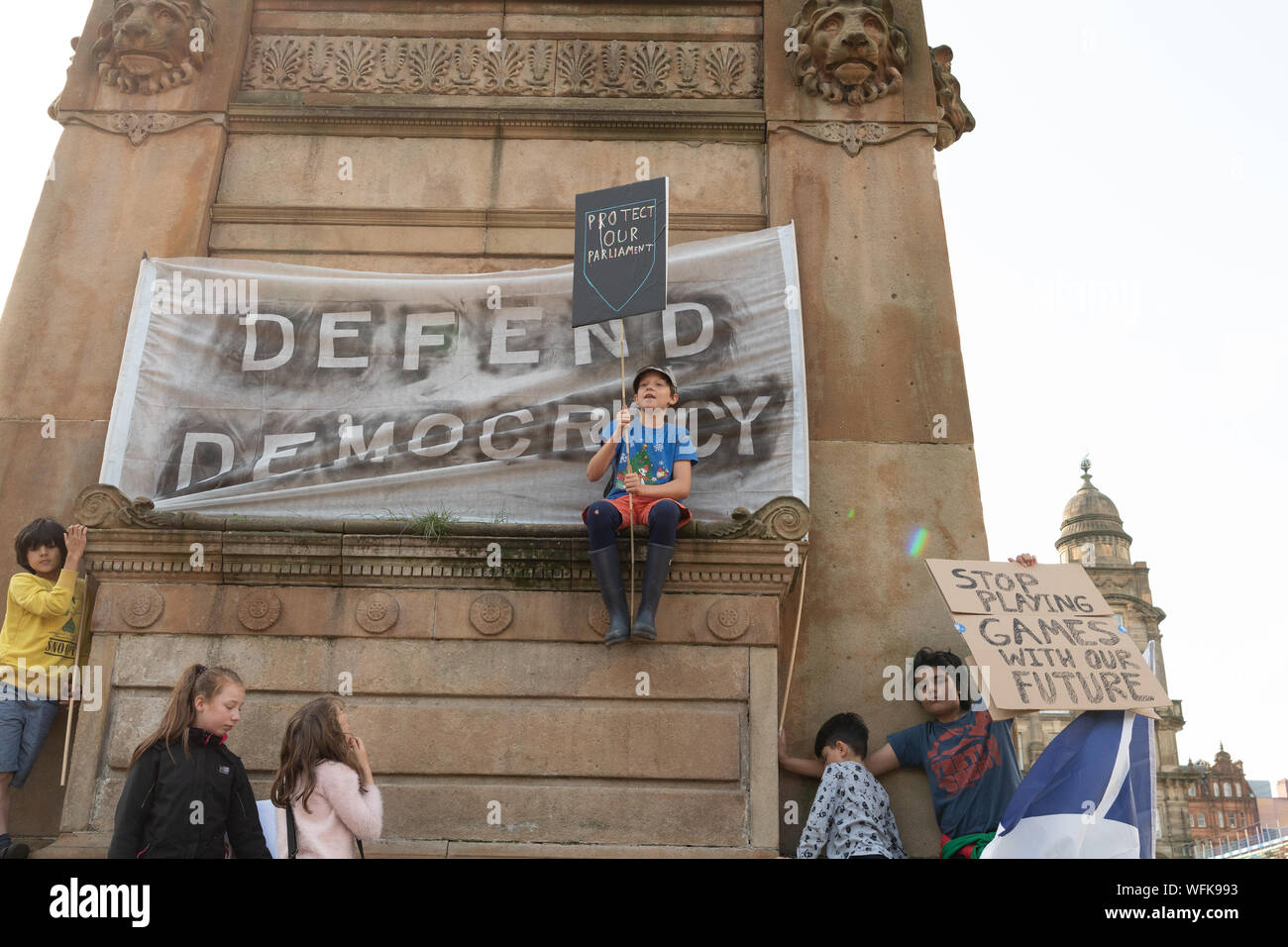 Glasgow, Écosse, Royaume-Uni - 31 août 2019 : jeunes manifestants à l'arrêt le coup de défendre la démocratie manifestation à George Square, Glasgow Crédit : Kay Roxby/Alamy Live News Banque D'Images