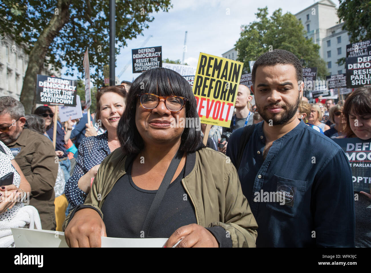 Whitehall, Londres, Royaume-Uni. 31 août 2019. Diane Abbott, député travailliste montre en face de Downing Street. Des milliers de manifestants ont envahi les rues dans les villes à travers le Royaume-Uni, notamment à Londres pour manifester contre Boris Johnson a décidé de suspendre le Parlement dans l'exécuter jusqu'à Brexit. Manifestants ont inclus un certain nombre de députés, des célébrités et les commentateurs politiques qui a parlé contre prorogeant le Parlement. Banque D'Images