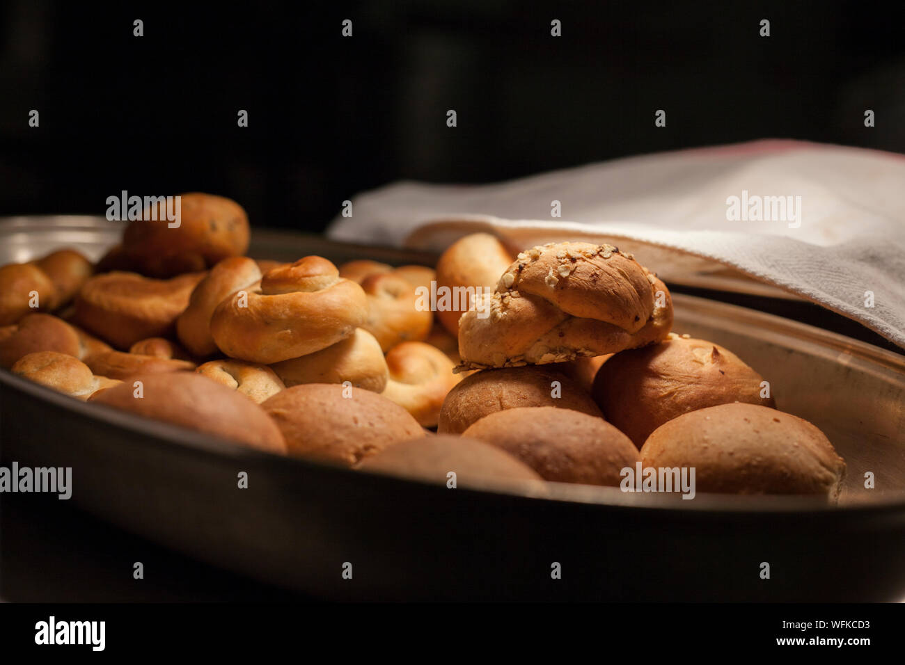 La nourriture, plaqué, dans un restaurant de cuisine, mais pas de personnes effectivement visible en plus de mains. Au cours de l'alimentation, service de restauration, pub grub Banque D'Images
