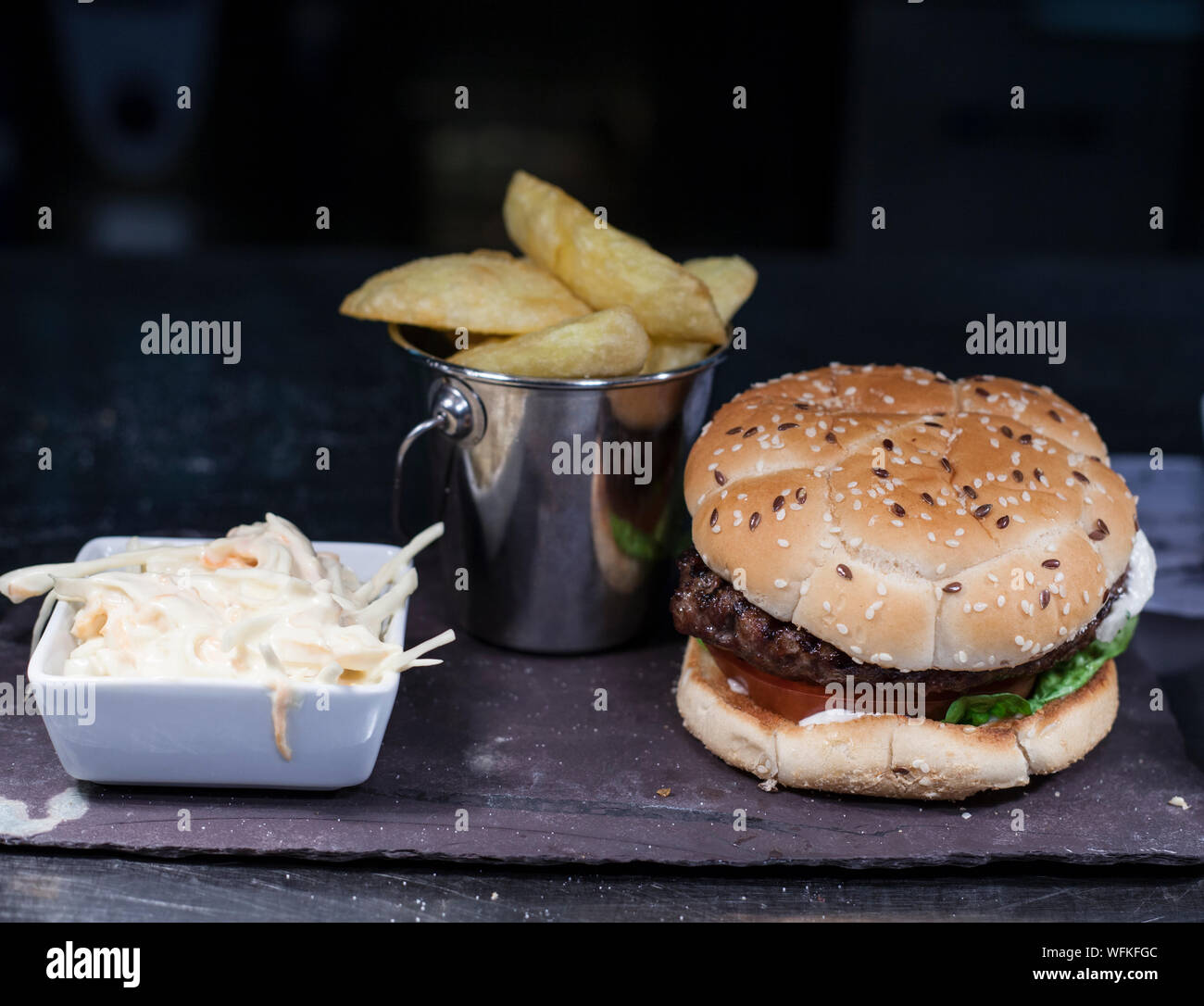 La nourriture, plaqué, dans un restaurant de cuisine, mais pas de personnes effectivement visible en plus de mains. Au cours de l'alimentation, service de restauration, pub grub Banque D'Images