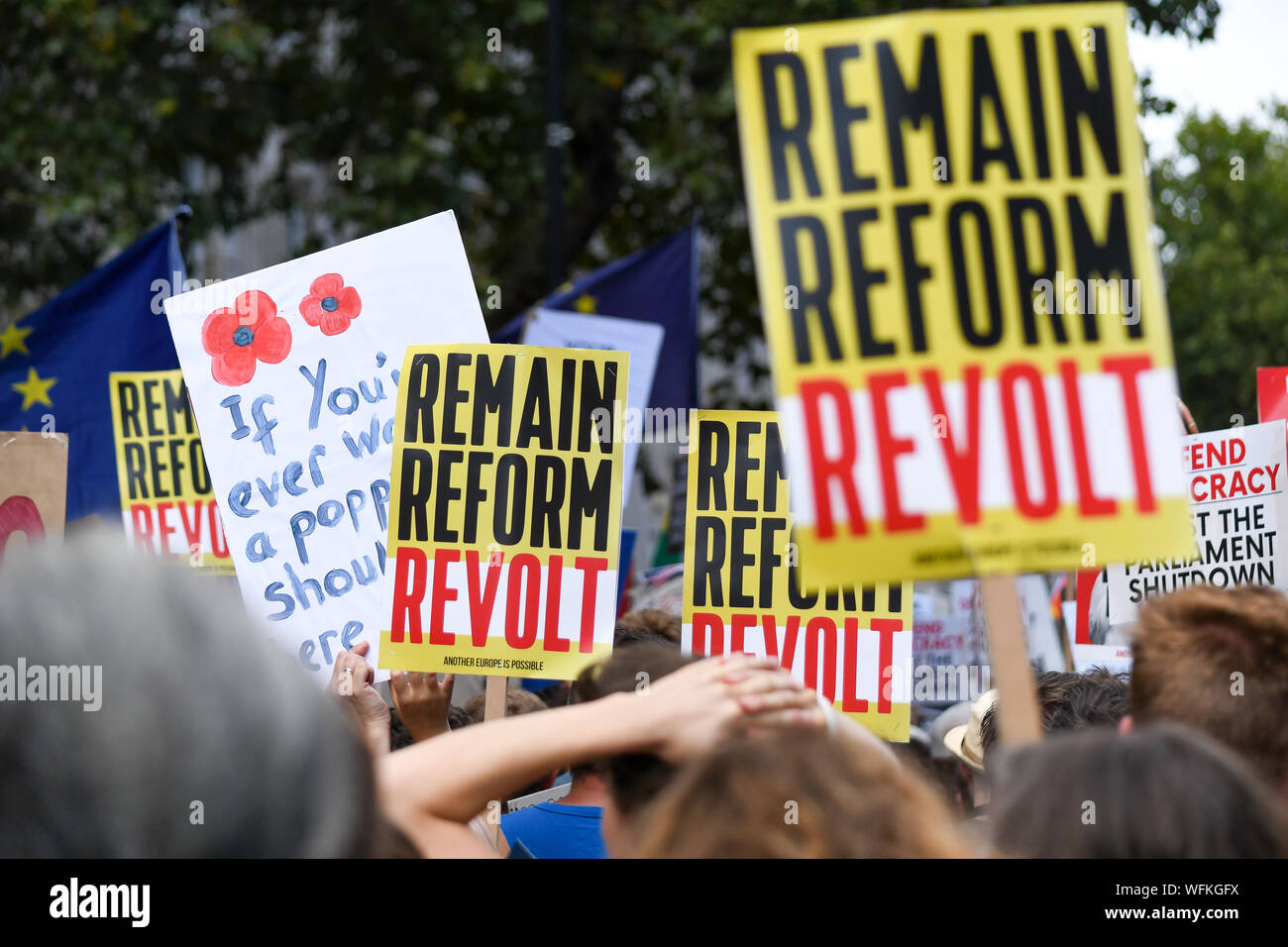 Mars à Londres pour mettre fin à l'arrêt du Parlement le 31 août 2019. En prenant place en face de Downing Street, Whitehall vers le bas autour de 50 000 y ont pris part. Banque D'Images