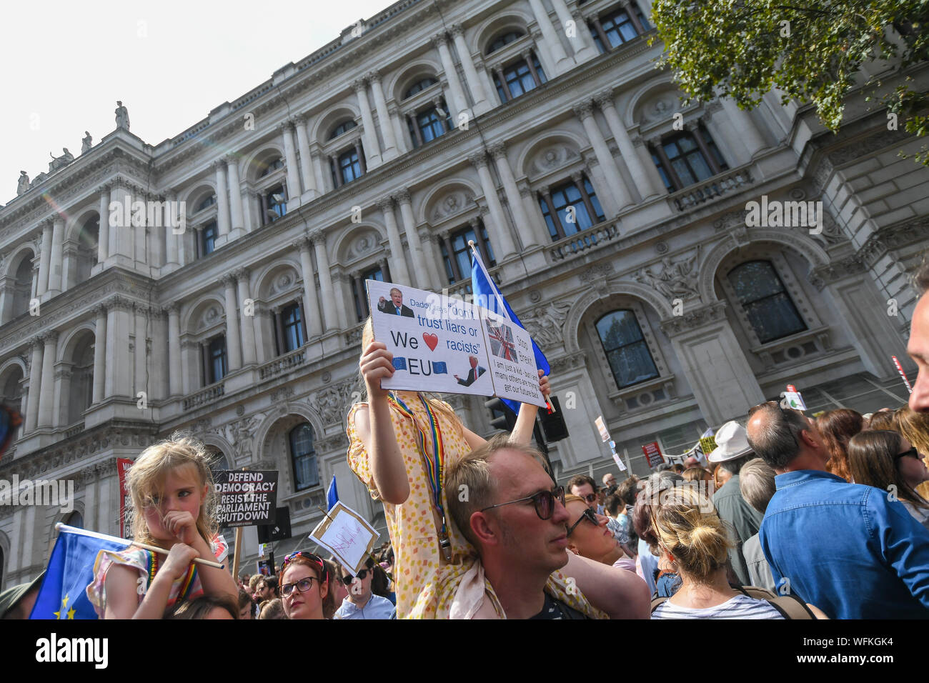 Mars à Londres pour mettre fin à l'arrêt du Parlement le 31 août 2019. En prenant place en face de Downing Street, Whitehall vers le bas autour de 50 000 y ont pris part. Banque D'Images