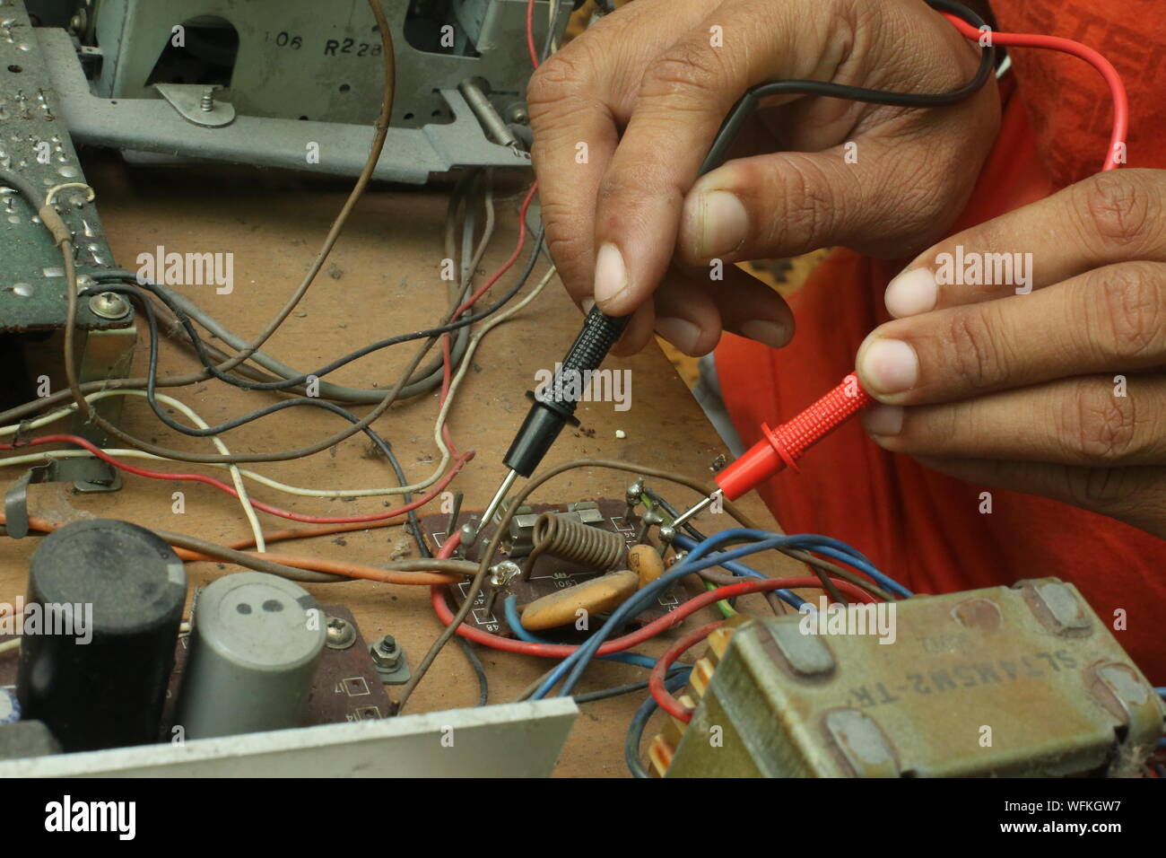 Les mains coupées de technicien radio réparation mâle Photo Stock - Alamy