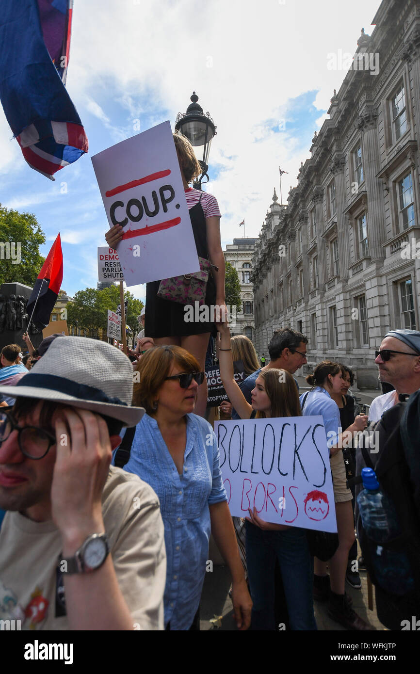 Mars à Londres pour mettre fin à l'arrêt du Parlement le 31 août 2019. En prenant place en face de Downing Street, Whitehall vers le bas autour de 50 000 y ont pris part. Banque D'Images