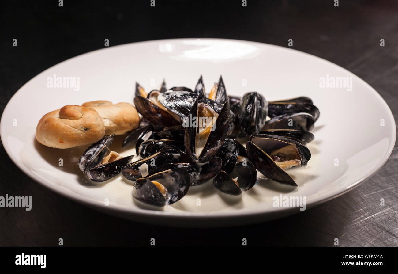La nourriture, plaqué, dans un restaurant de cuisine, mais pas de personnes effectivement visible en plus de mains. Au cours de l'alimentation, service de restauration, pub grub Banque D'Images