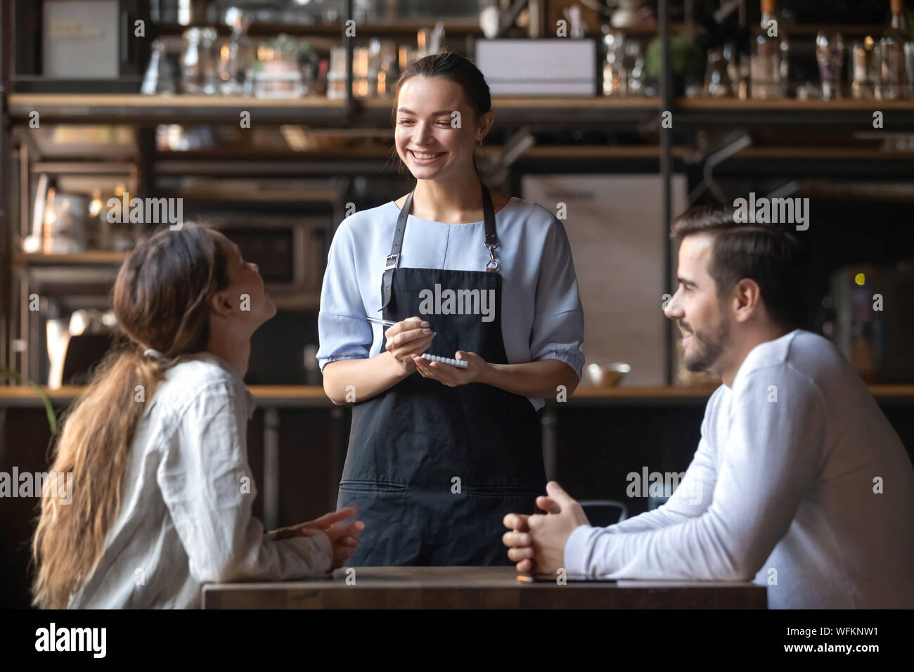 La prise de commande client serveur sur un bloc-notes dans un restaurant  Photo Stock - Alamy