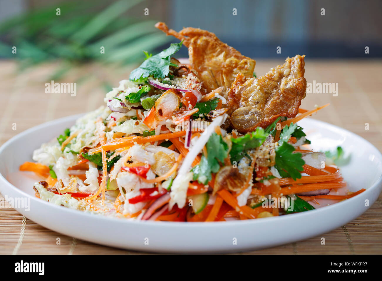 Salade thaïlandaise de légumes frais, de poulet poché et croustillant de la peau de poulet Banque D'Images