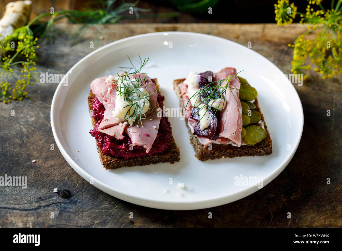 Les sandwiches ouverts scandinaves au boeuf et betterave Banque D'Images