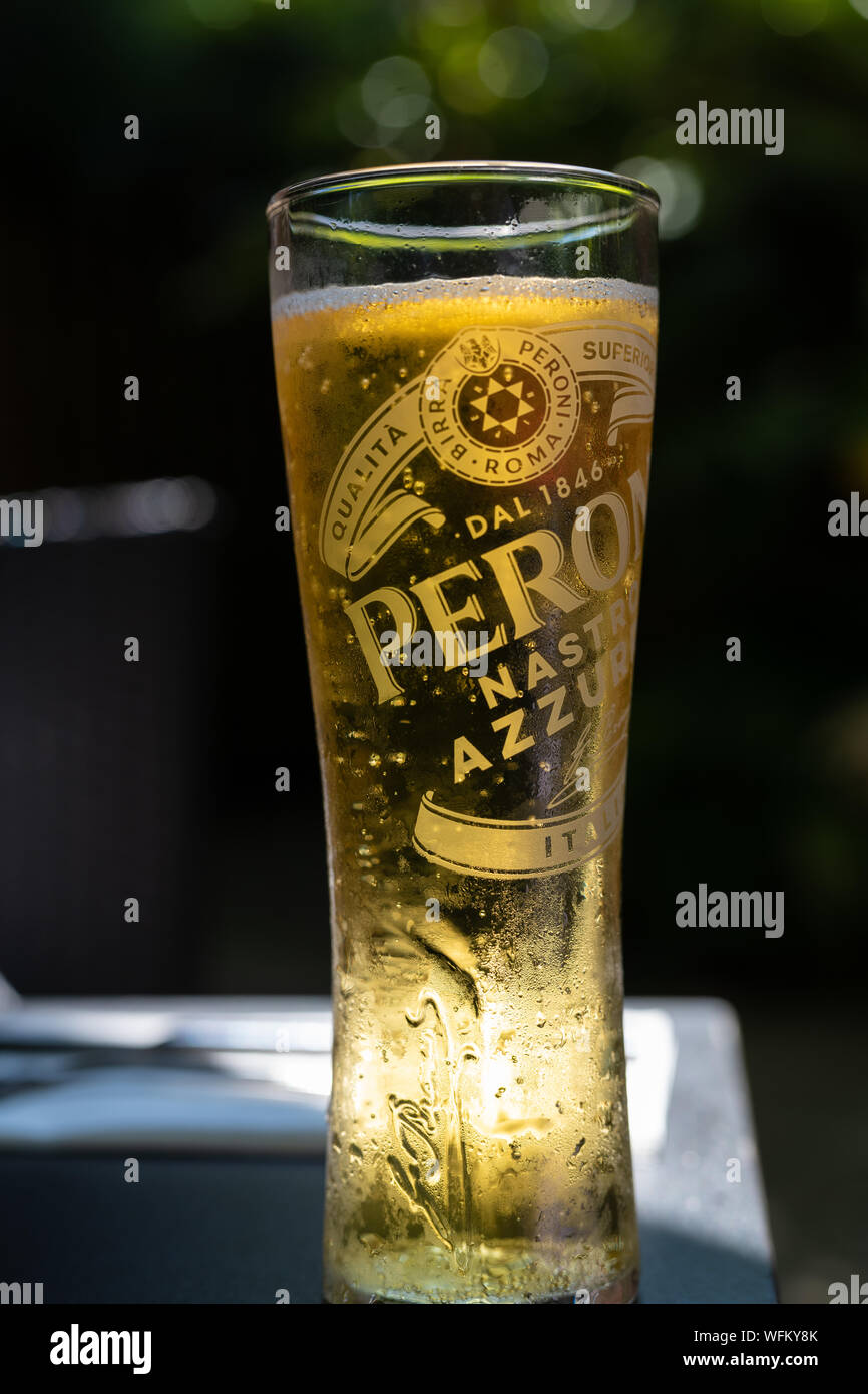 Verre de bière Peroni Photo Stock - Alamy