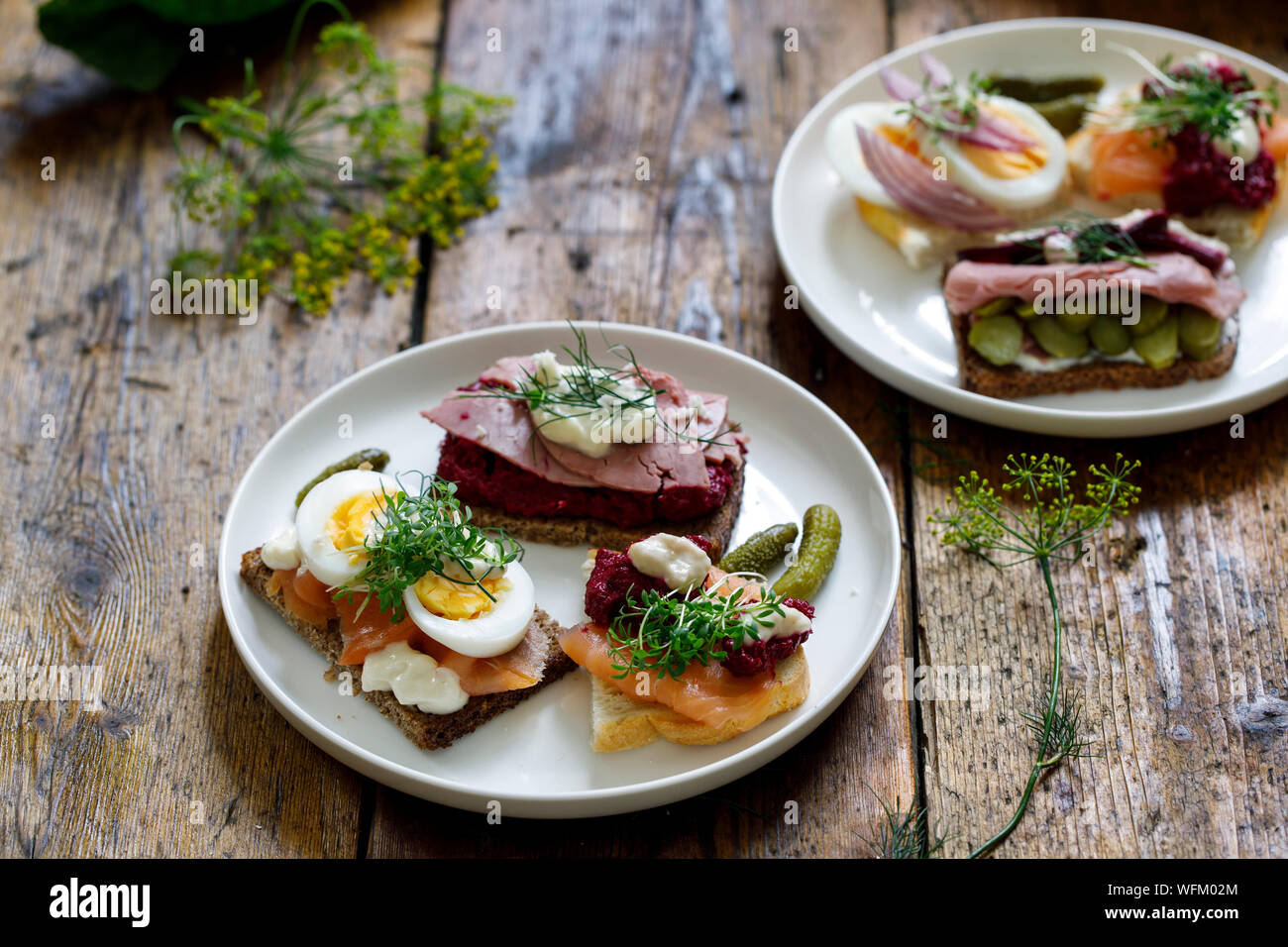 Sélection de sandwiches ouverts scandinave avec du boeuf, de betteraves et d'oeufs Banque D'Images