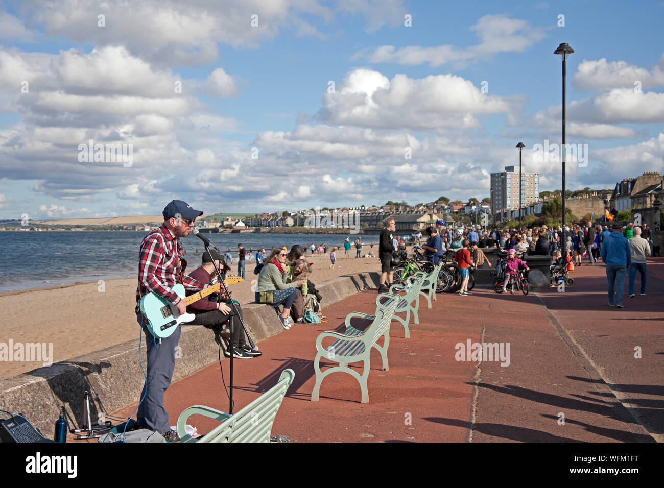 Portobello Beach, Édimbourg, Écosse, Royaume-Uni. 31 août 2019. Le Edinburgh Big Beach Busk est revenu pour une dixième fois cette année, avec la promenade de la plage de Portobello accueillant des centaines de musiciens. L'immense événement de bus a été organisé à l'origine comme un moyen de donner un espace aux bus d'Édimbourg qui ont peut-être été pressés par le Festival. Banque D'Images