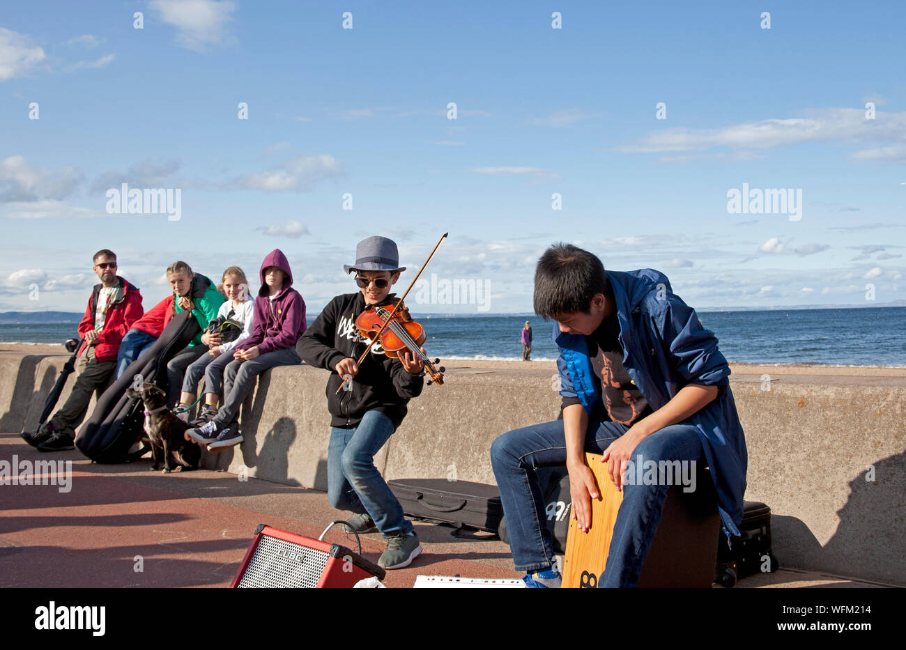 Portobello, Édimbourg, Écosse, Royaume-Uni. 31 août 2019. La grande plage d'Édimbourg Busk retournées pour une dixième fois cette année, avec la plage de Portobello, promenade accueillant des centaines de musiciens. L'énorme événement arts de la rue a été initialement conçu comme un moyen de donner un espace à Édimbourg les amuseurs publics qui étaient peut-être pressé par le Festival. Le Violon les garçons. Banque D'Images