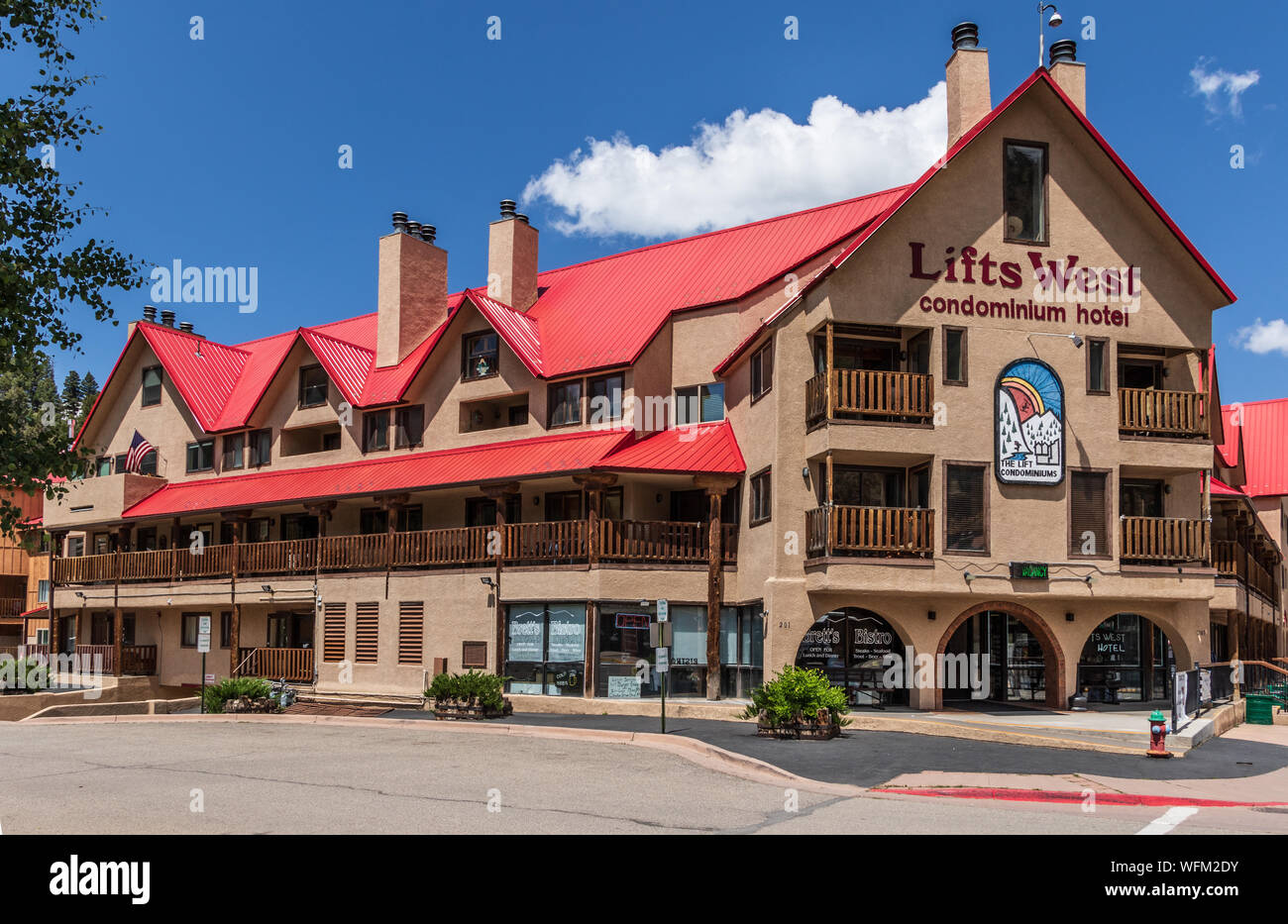 Rivière Rouge, NM, USA-10 Juillet 2018 : les ascenseurs en copropriété de l'Ouest Hotel, sur la rue Main à la rivière Rouge. Banque D'Images