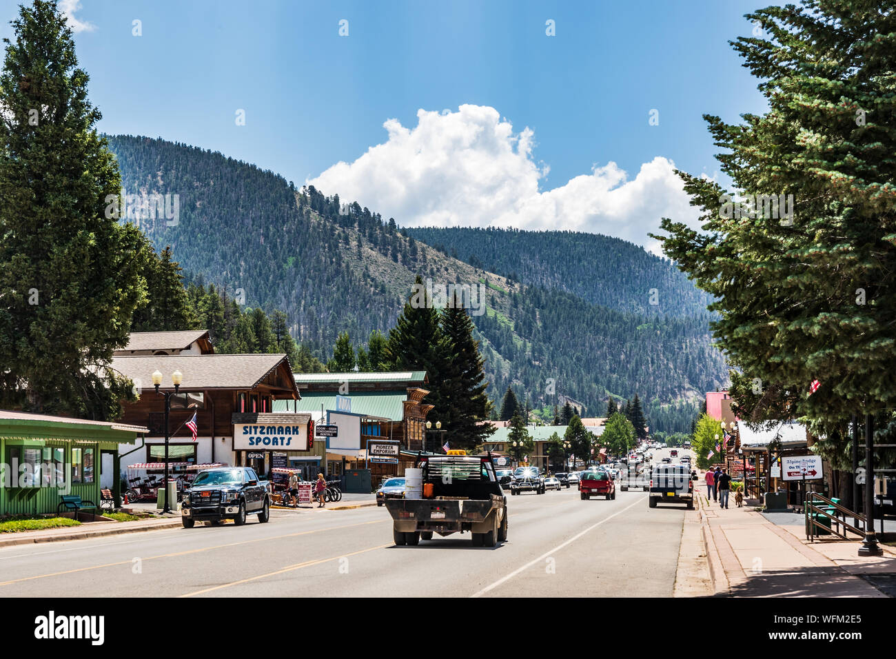 Rivière Rouge, NM, USA-10 Juillet 2018 : rue principale de Rivière Rouge, avec des montagnes en arrière-plan. Banque D'Images