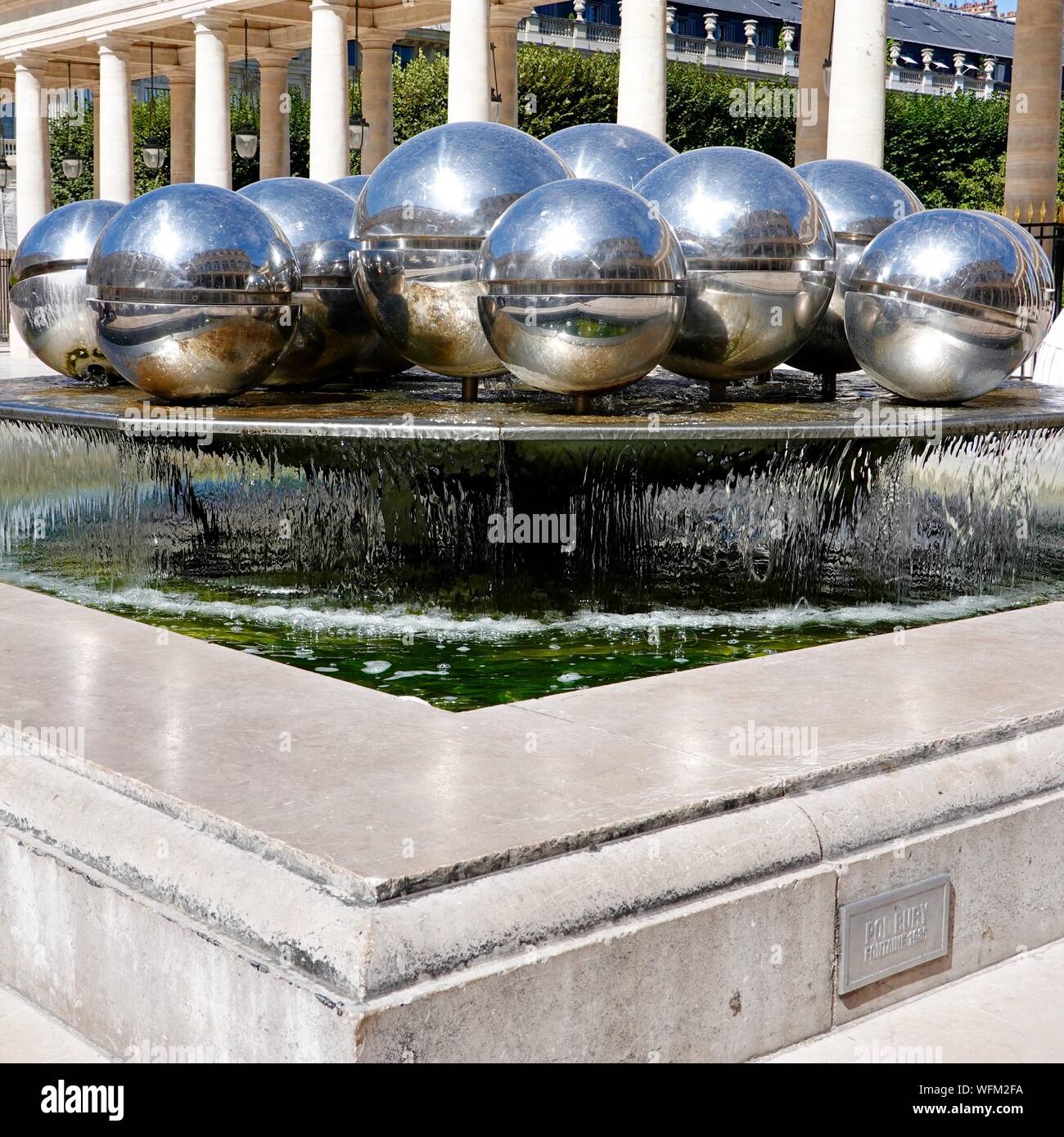 La fontaine des sphères, Mirror Ball fountain, par artiste Pol Bury, au Palais Royal, Paris, France. Banque D'Images