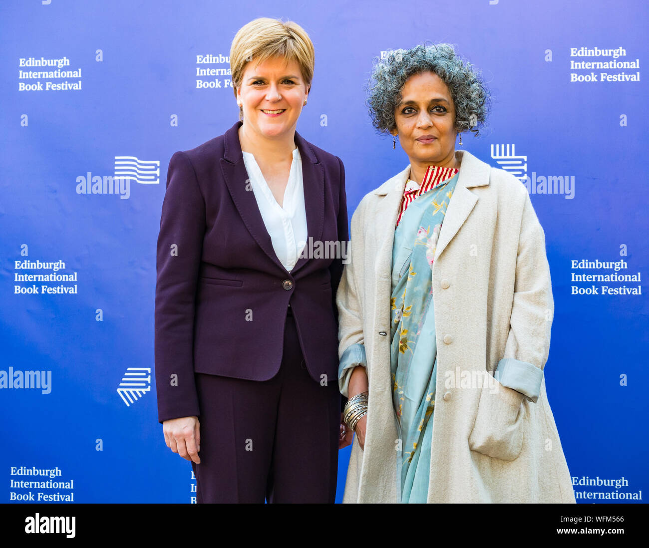 Nicola Sturgeon, Premier Ministre indien & auteur & Booker prize winner Arundhati Roy, Edinburgh International Book Festival 2019, Écosse, Royaume-Uni Banque D'Images