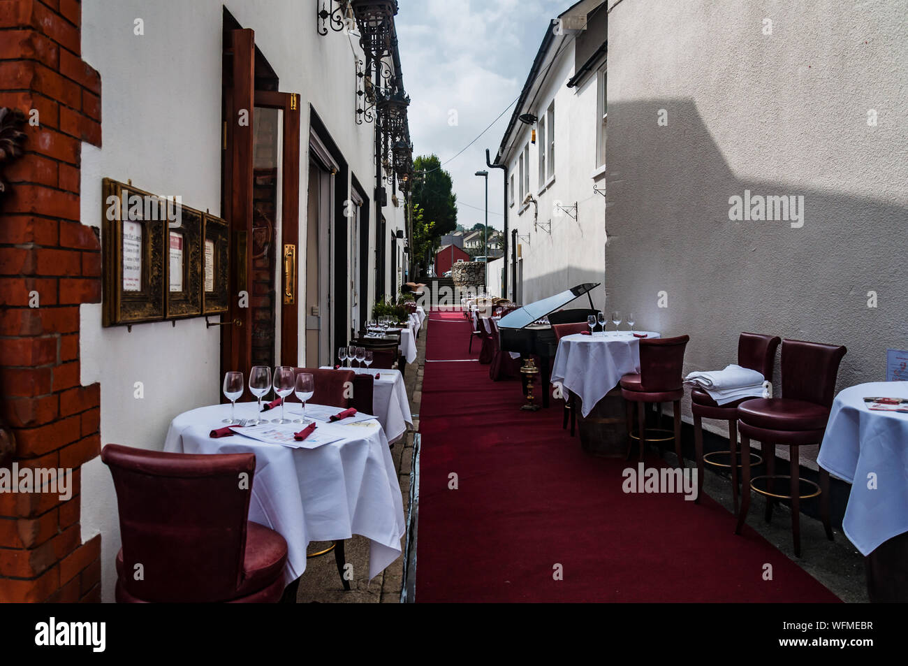 Restaurant de la rue prêt pour les clients. Dalkey, Dublin, Irlande.25 août 2019. "Fruits de mer" Festival du homard de Dalkey Banque D'Images