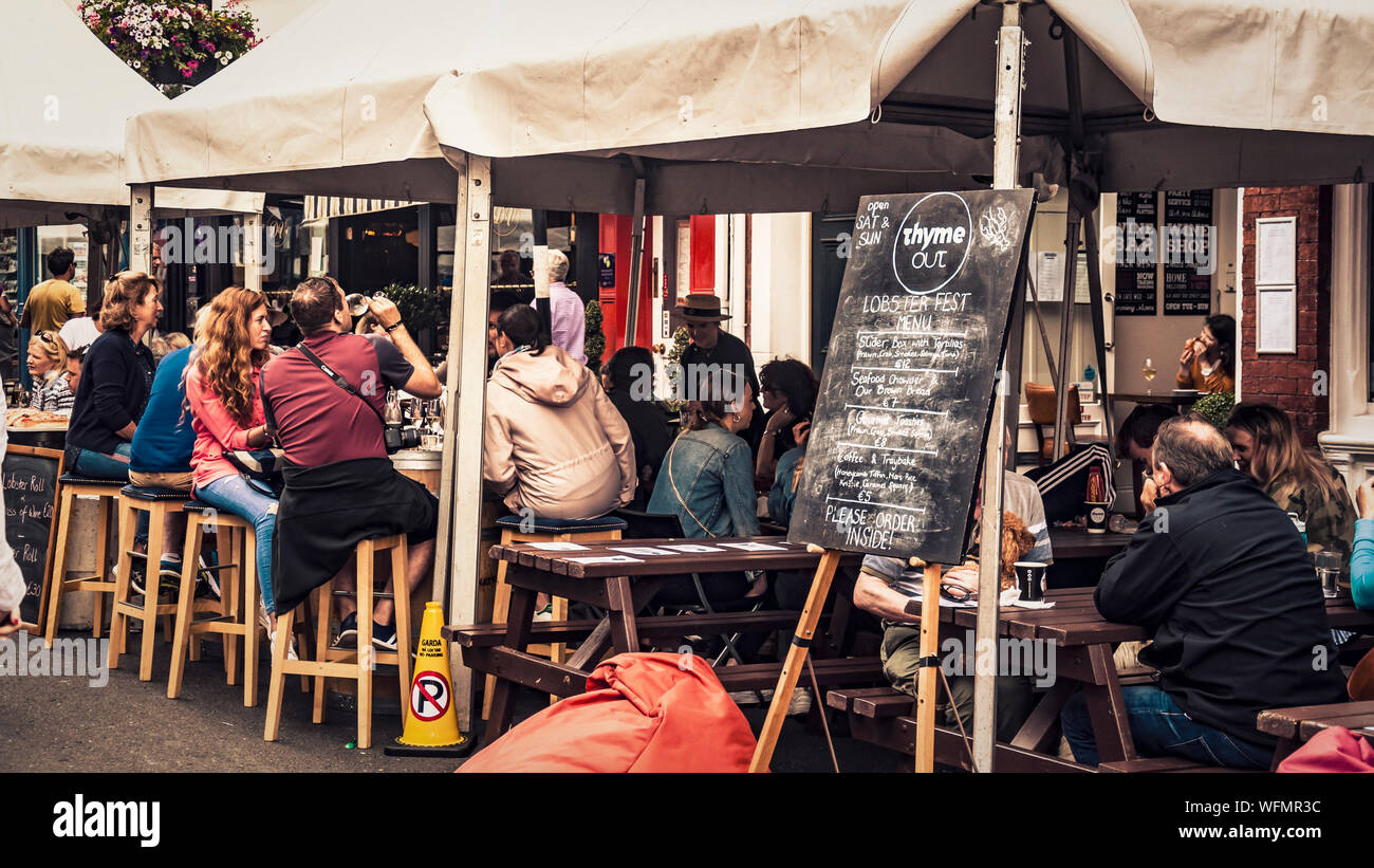 Rue animée café. Dalkey, Dublin, Irlande.25 août 2019. "Fruits de mer" - Festival du homard de Dalkey est un doux mélange de fruits de mer locaux irlandais. Banque D'Images