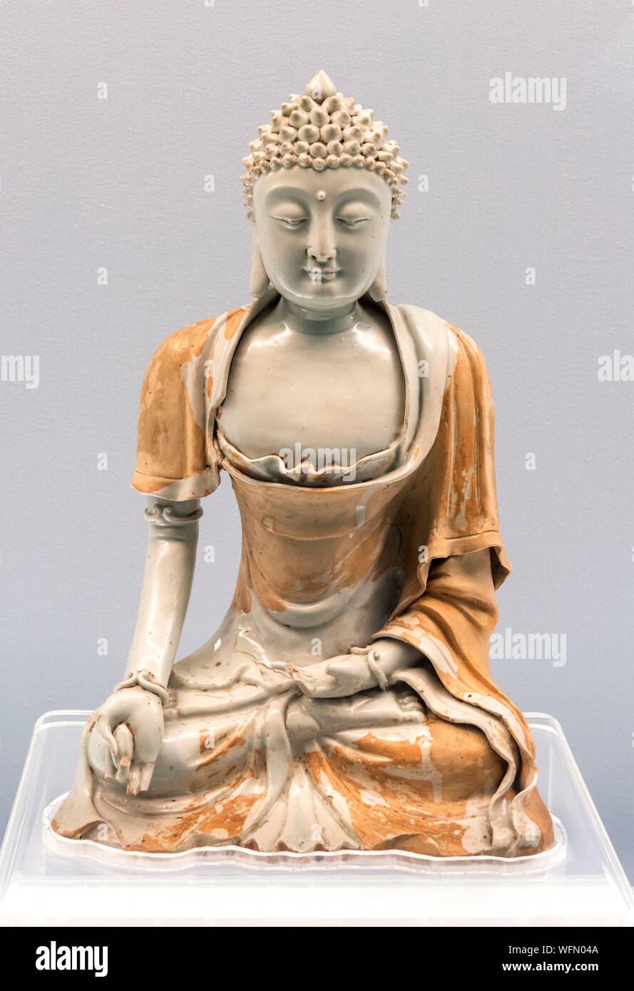 Jingdezhen ware. Quingbai (blanc-bleu) statue de Bouddha émaillés, Dynastie Yuan (1271-1368 AD) Banque D'Images