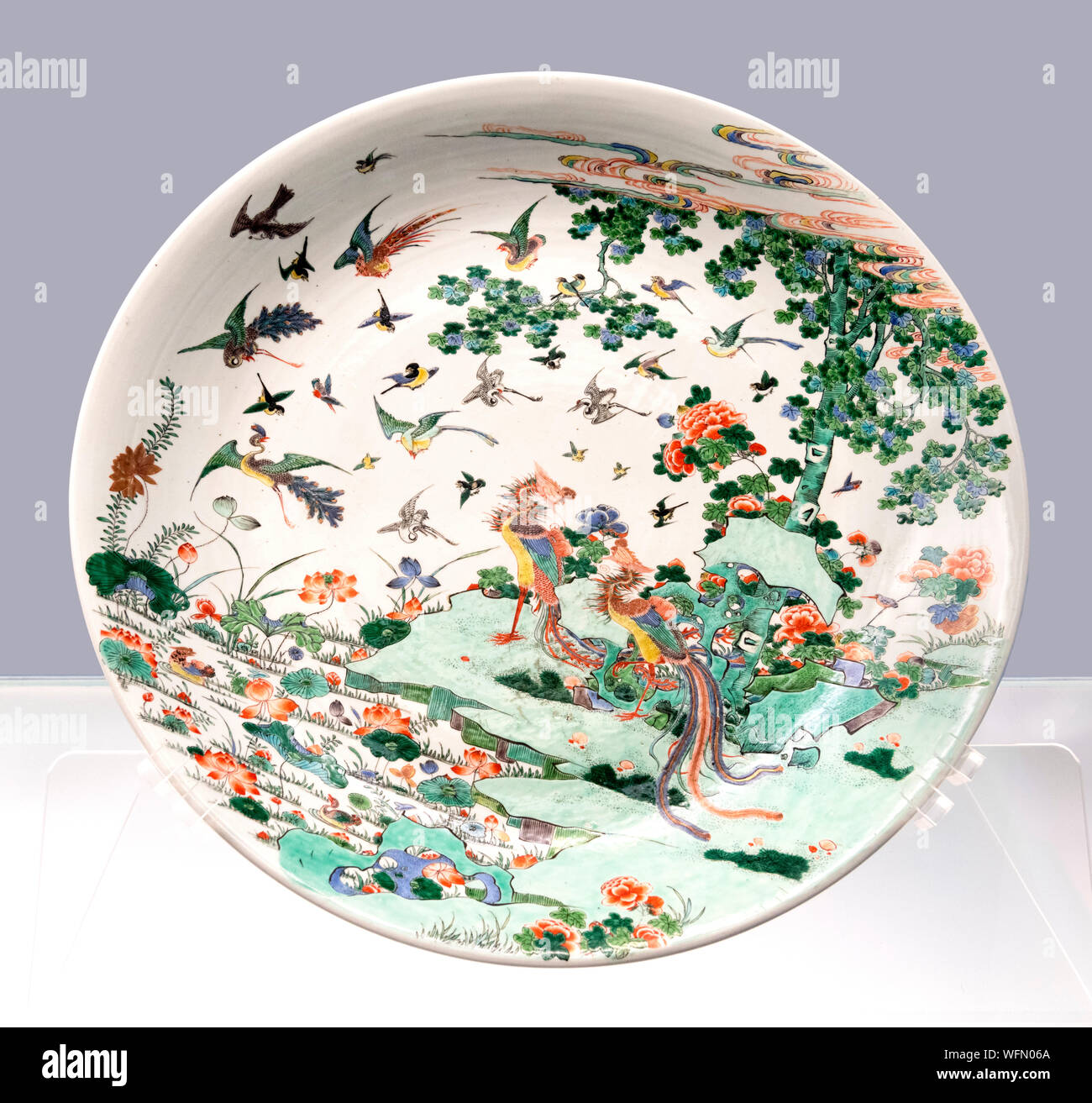 Plat de Qing. Jingdezhen ware. Design plat avec wucai d'oiseaux, règne de Kangxi de la dynastie des Qing (1662-1722 AD) Banque D'Images