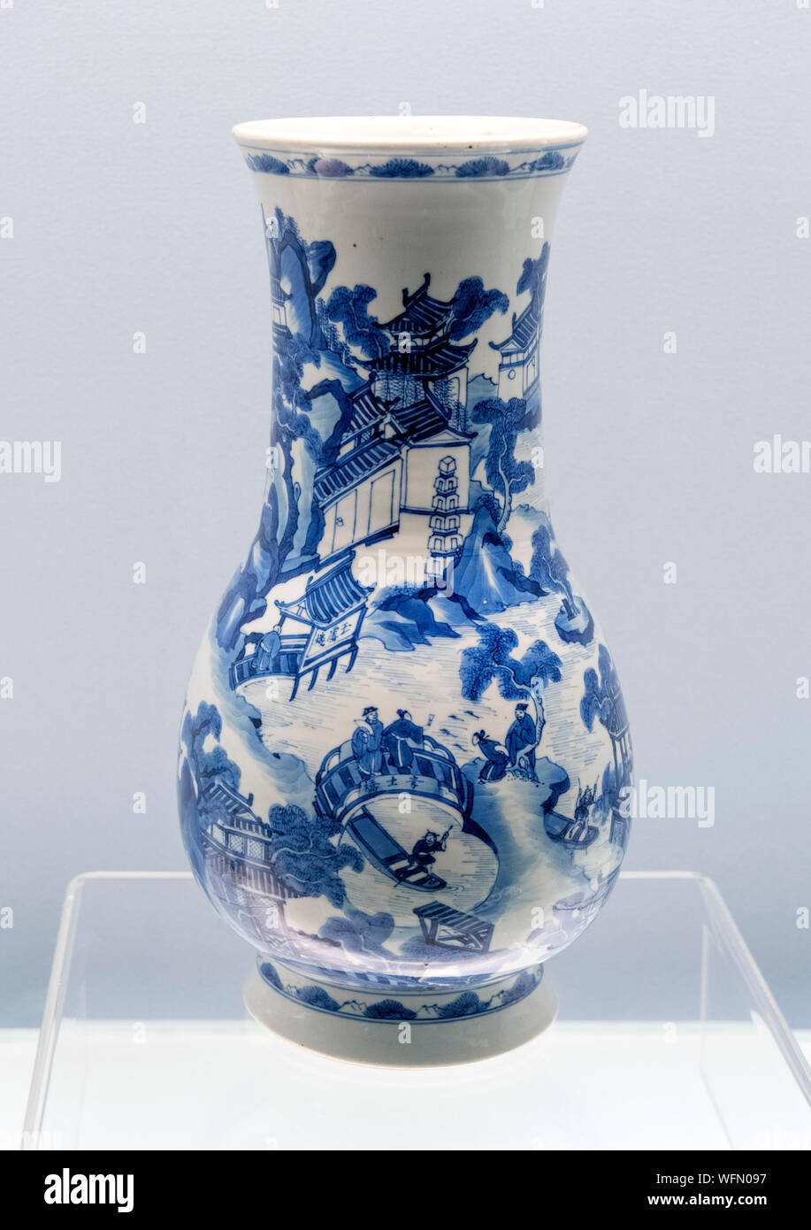 Vase Qing. Jingdezhen ware. Vase bleu et blanc avec des scènes de l'ouest du lac, règne de Kangxi de la dynastie des Qing (1662-1722 AD) Banque D'Images