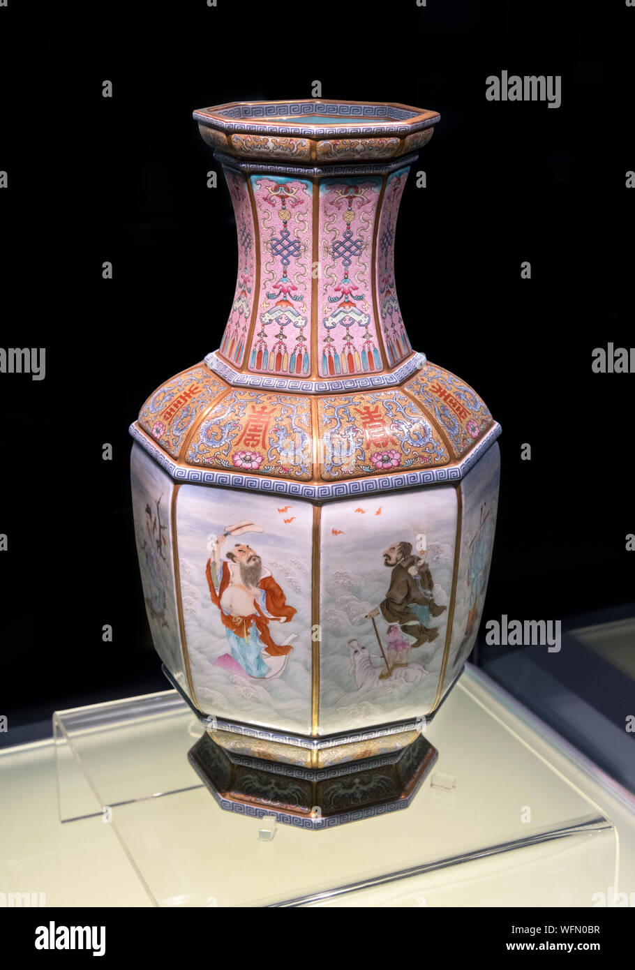 Vase Qing. Jingdezhen ware. Vase avec Fencai conception des huit immortels, Quianlong règne de la dynastie des Qing (1736-1795 AD) Banque D'Images