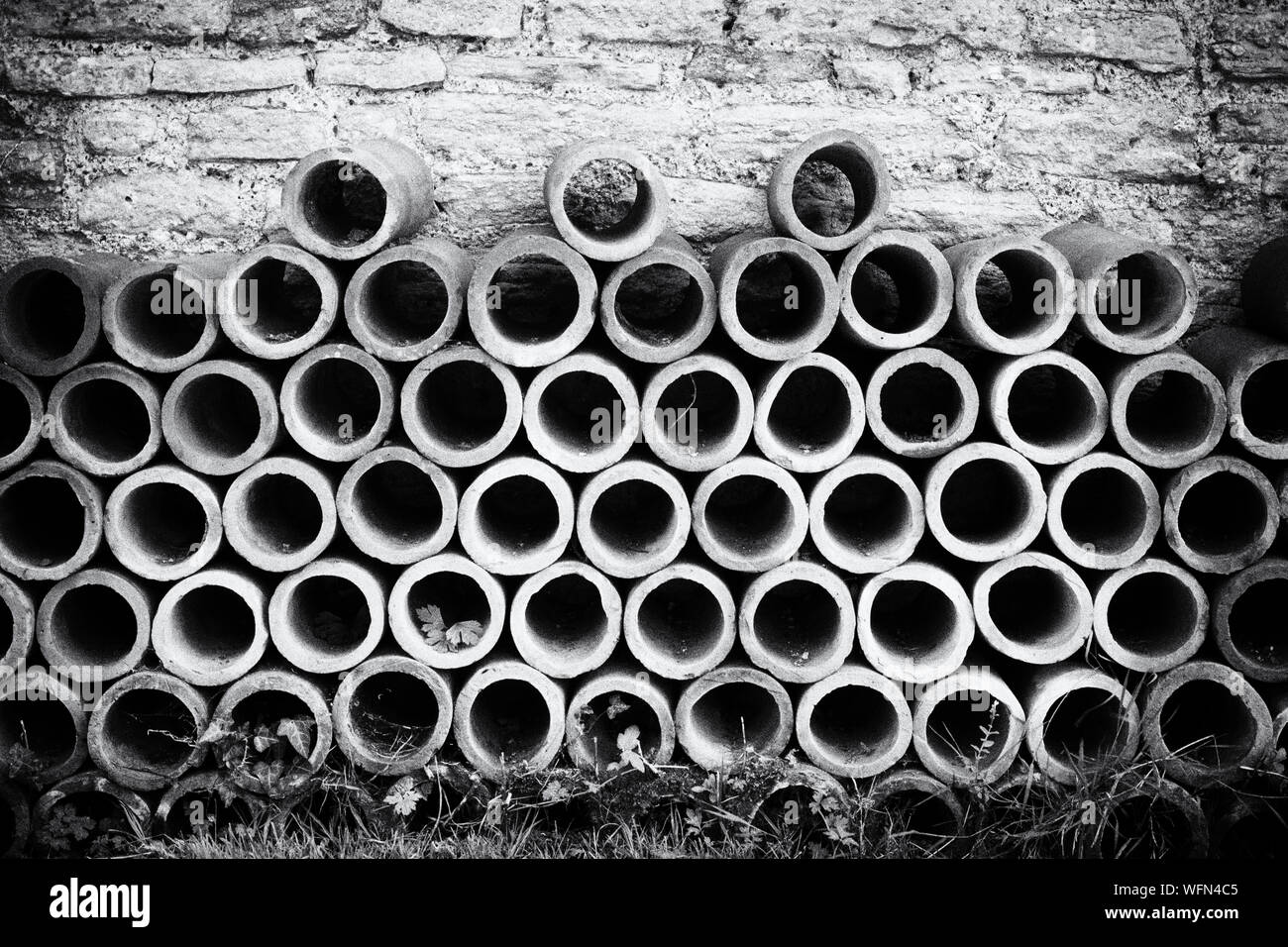 Tas de tubes de Terre Cuite disposés contre le mur Photo Stock - Alamy
