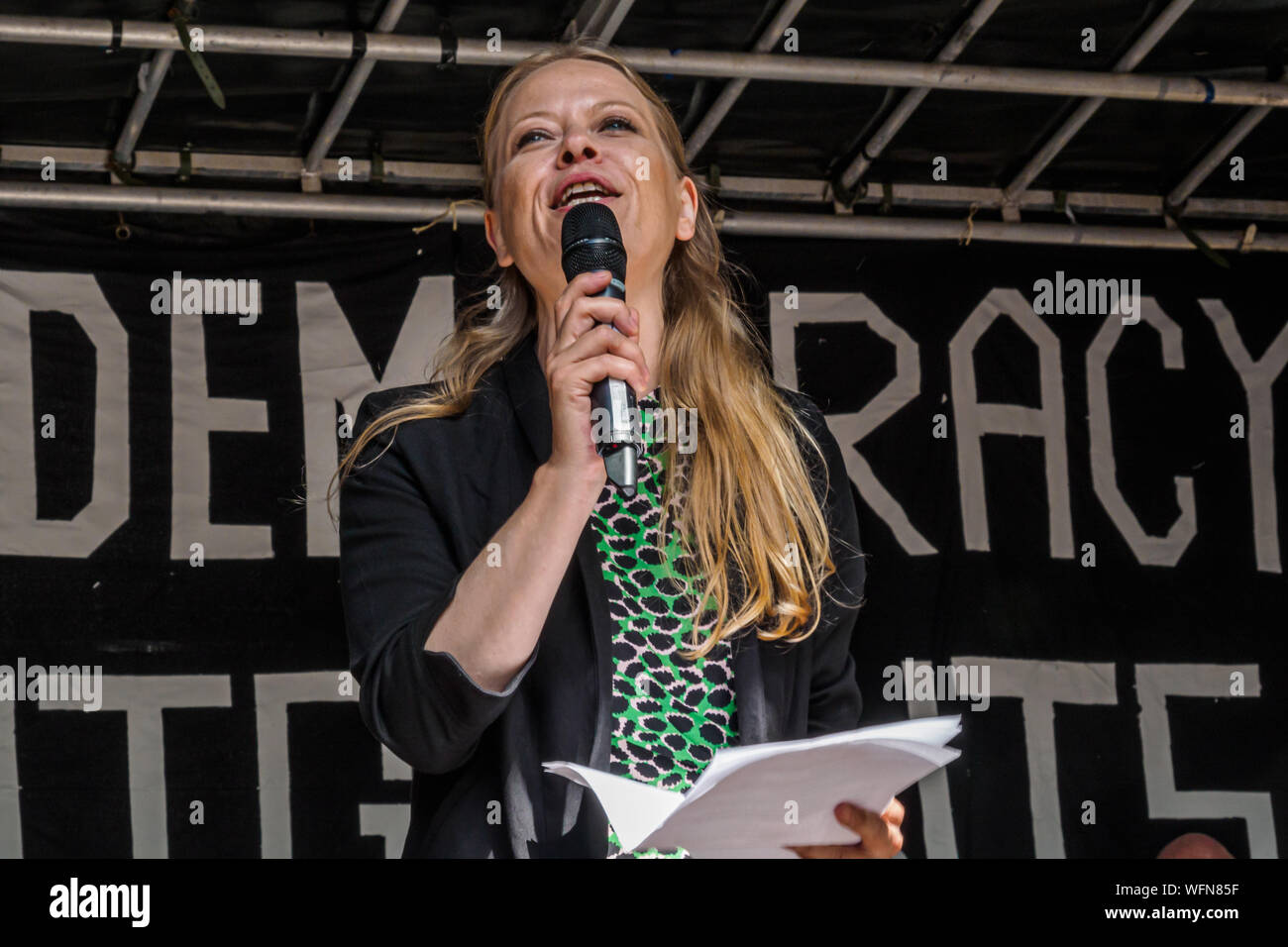 Londres, Royaume-Uni. 31 août 2019. Le Parti Vert co-leader Sian Berry parle de milliers de quitter et rester partisans furieux de l'attaque de Boris Johnson sur notre démocratie en a fermé le Parlement pour empêcher la discussion sur ce qui laisse l'Europe sans un accord à l'Whitehall rally. La manifestation était organisée par une autre Europe est possible, le Parti Vert, l'élan, YouthStrike4Climat, climat, Réseau étudiant britannique Arrêter Trump, Owen Jones et du travail pour une Europe socialiste, et des haut-parleurs à la manifestation inclus John McDonnell, Diane Abbott, Sian Berry, Owen Jones, syndicalistes et militants de base. Peter Marsha Banque D'Images