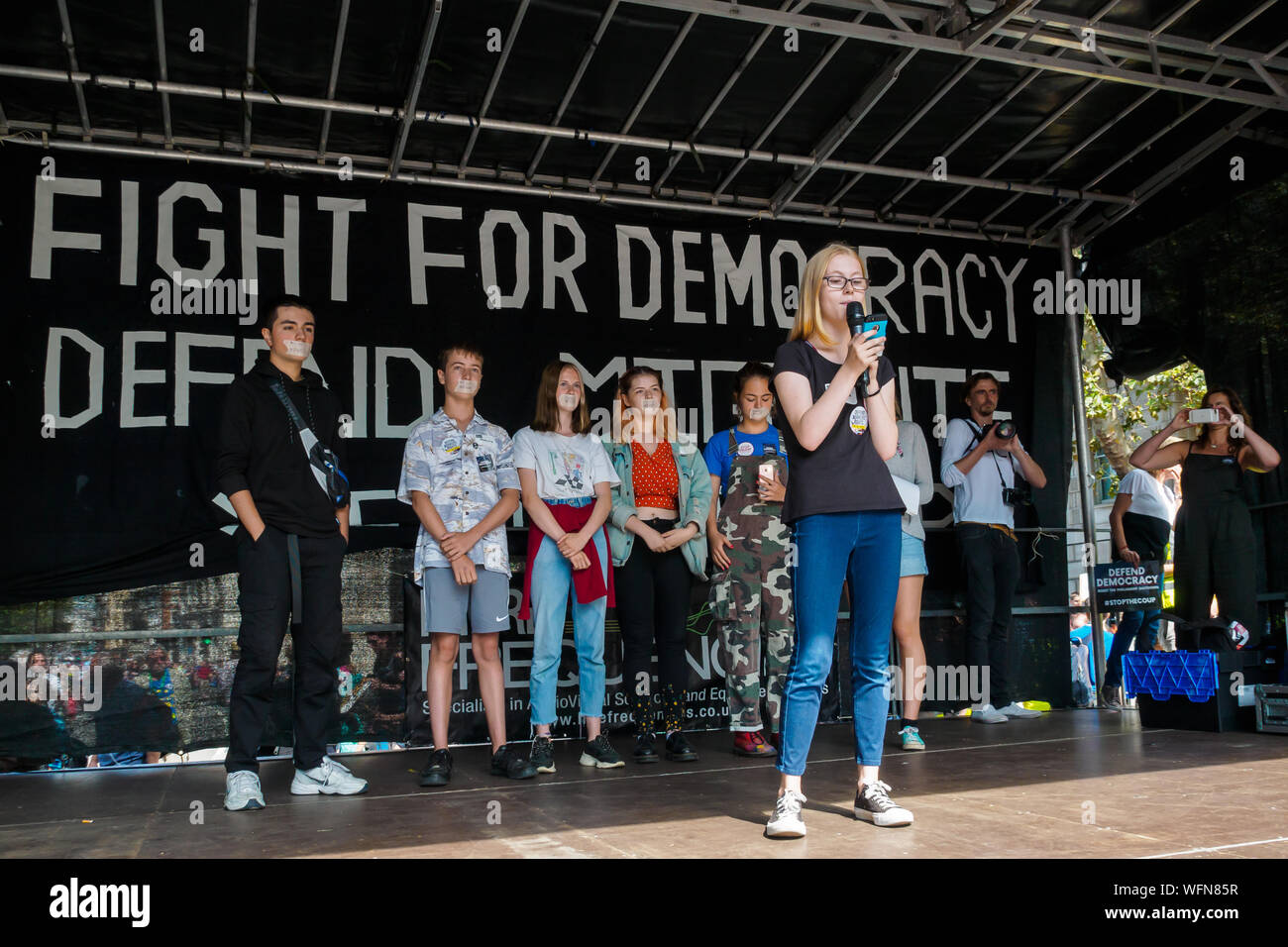 Londres, Royaume-Uni. 31 août 2019. Grève des jeunes partisans du climat 4 avec du ruban à travers leur bouche avec message "Pas de vote Pas de voix" se tenir derrière un autre à des milliers furieux de l'attaque de Boris Johnson sur notre démocratie en a fermé le Parlement pour empêcher la discussion sur ce qui laisse l'Europe sans un accord à l'Whitehall rally. La manifestation était organisée par une autre Europe est possible, le Parti Vert, l'élan, YouthStrike4Climat, climat, Réseau étudiant britannique Arrêter Trump, Owen Jones et du travail pour une Europe socialiste, et des haut-parleurs à la manifestation inclus John McDonnell, Diane Abbott, Sian Berry, Owen Jones, t Banque D'Images