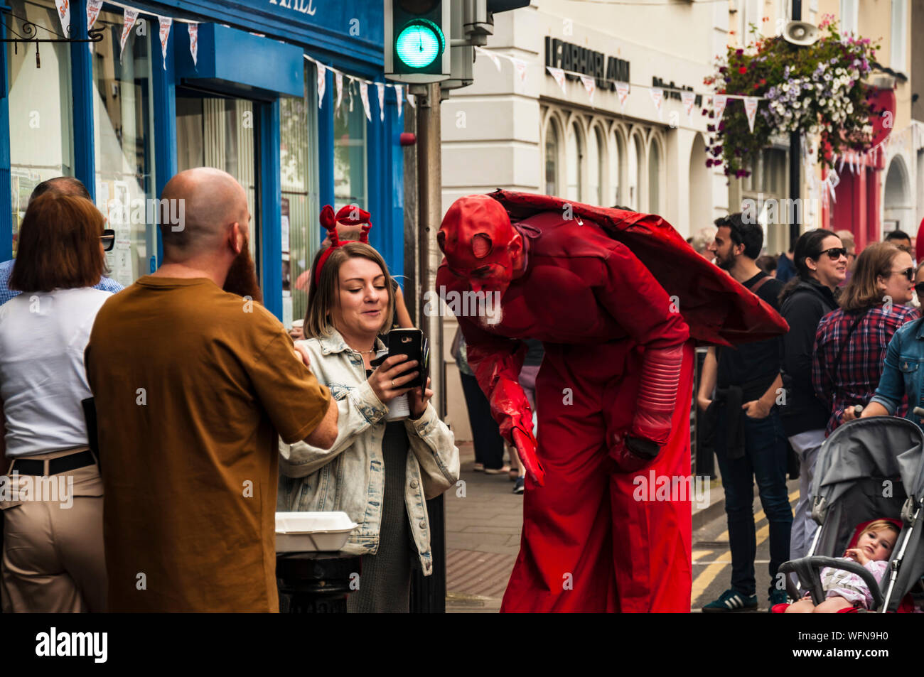 Animatrice dans le homard vêtements créature diabolique qui ressemble plus à parler avec femme heureuse. Dalkey, Dublin, Irlande.25 août 2019. Banque D'Images