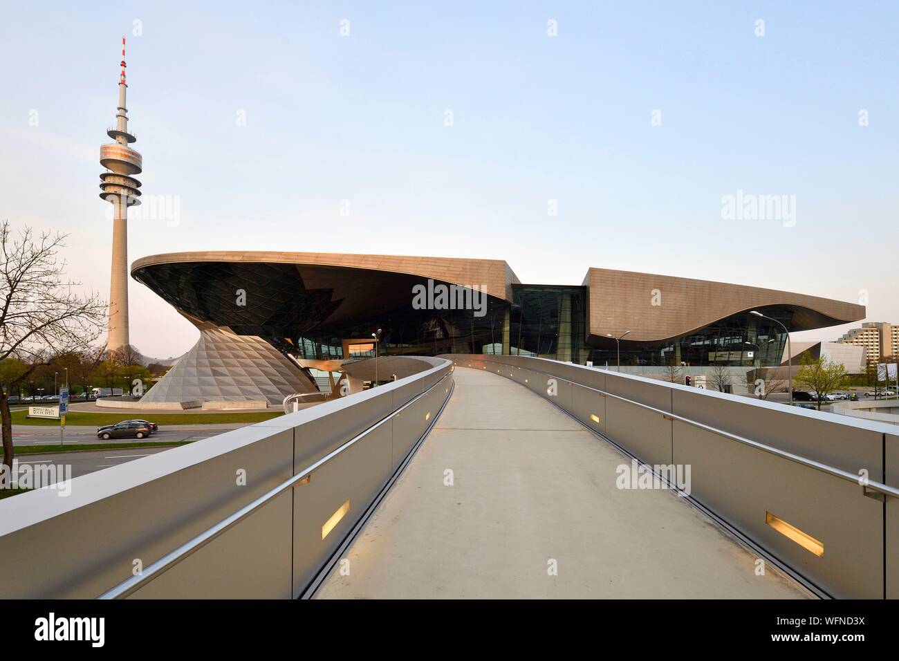 Germany, Bavaria, Munich, BMW Welt, showroom de la marque originaire de Munich a ouvert en 2007 et réalisé par le cabinet d'architecte Coop Himmelb(l)au et la Tour Olympique ou Olympiaturm Banque D'Images