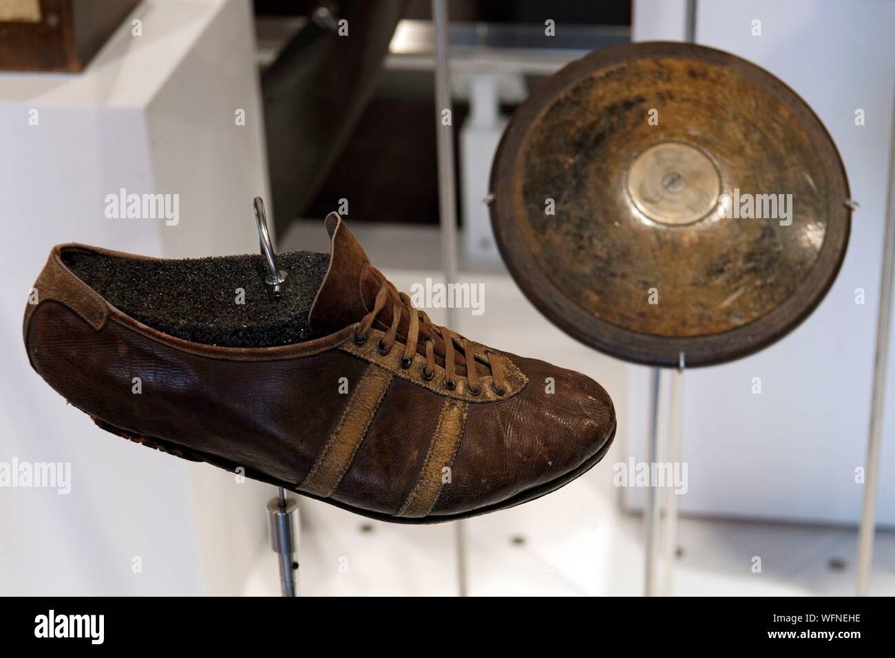 La Suisse, Canton de Vaud, Lausanne, Ouchy, Musée Olympique de Lausanne,  des chaussures appartenant à Jesse Owens, 1936 Photo Stock - Alamy