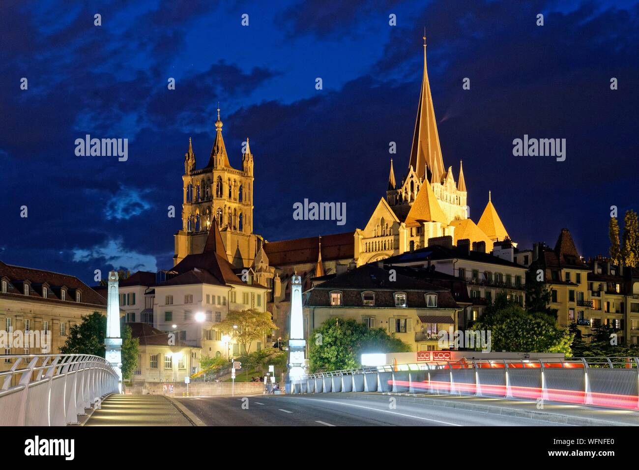 La Suisse, Canton de Vaud, Lausanne, centre-ville, la cathédrale Notre-Dame  domine le pont Charles Bessiere qui abrite deux niveaux de transporter les  voitures jusqu'au métro à la bas Photo Stock - Alamy