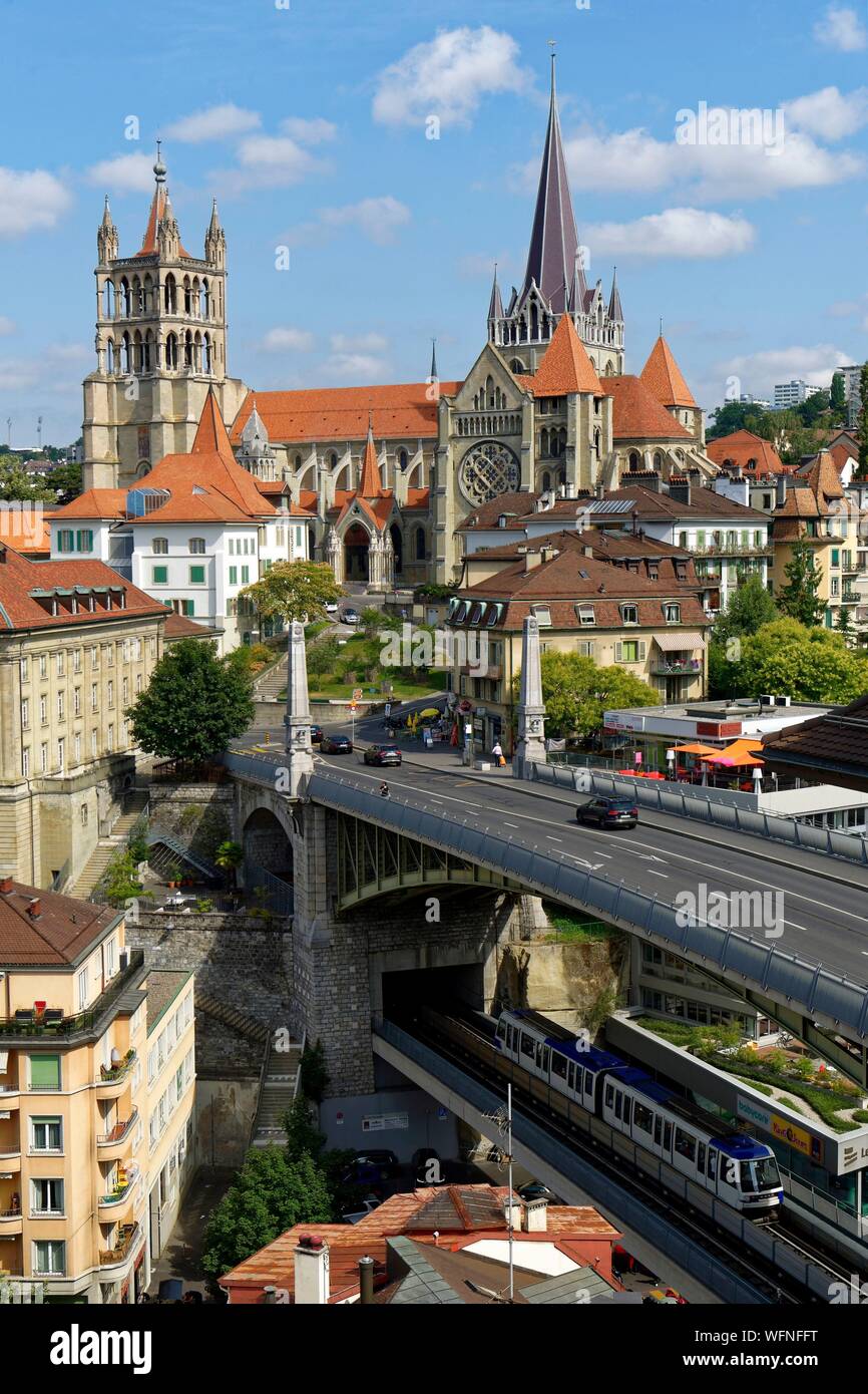 La Suisse, Canton de Vaud, Lausanne, centre-ville, la cathédrale Notre-Dame  domine le pont Charles Bessiere qui abrite deux niveaux de transporter les  voitures jusqu'au métro à la bas Photo Stock - Alamy