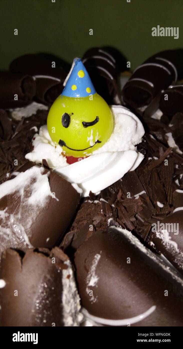 Smiley Face Chocolate Cake Banque D Image Et Photos Alamy