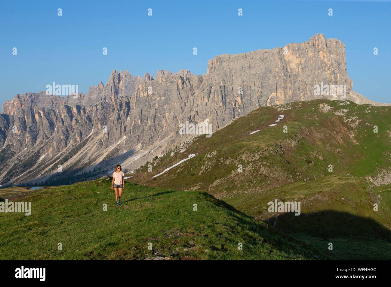 Italie, Vénétie, province de Belluno, Dolomites, classées patrimoine mondial de l'UNESCO, le col de Passo Giau ou Santa Lucia (2462 m), Mont Croda da Lago et Lastoni di a Rapp, woman hiking Banque D'Images