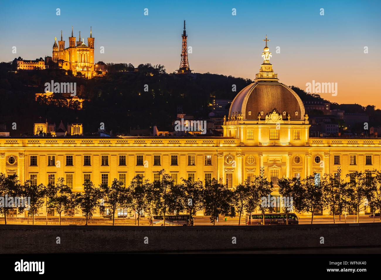 France, Rhône, Lyon, site historique classé au Patrimoine Mondial par l'UNESCO, quai Victor Augagneur, Rhône banques avec une vue de l'Hôtel-Dieu et Basilique Notre-Dame de Fourvière Banque D'Images