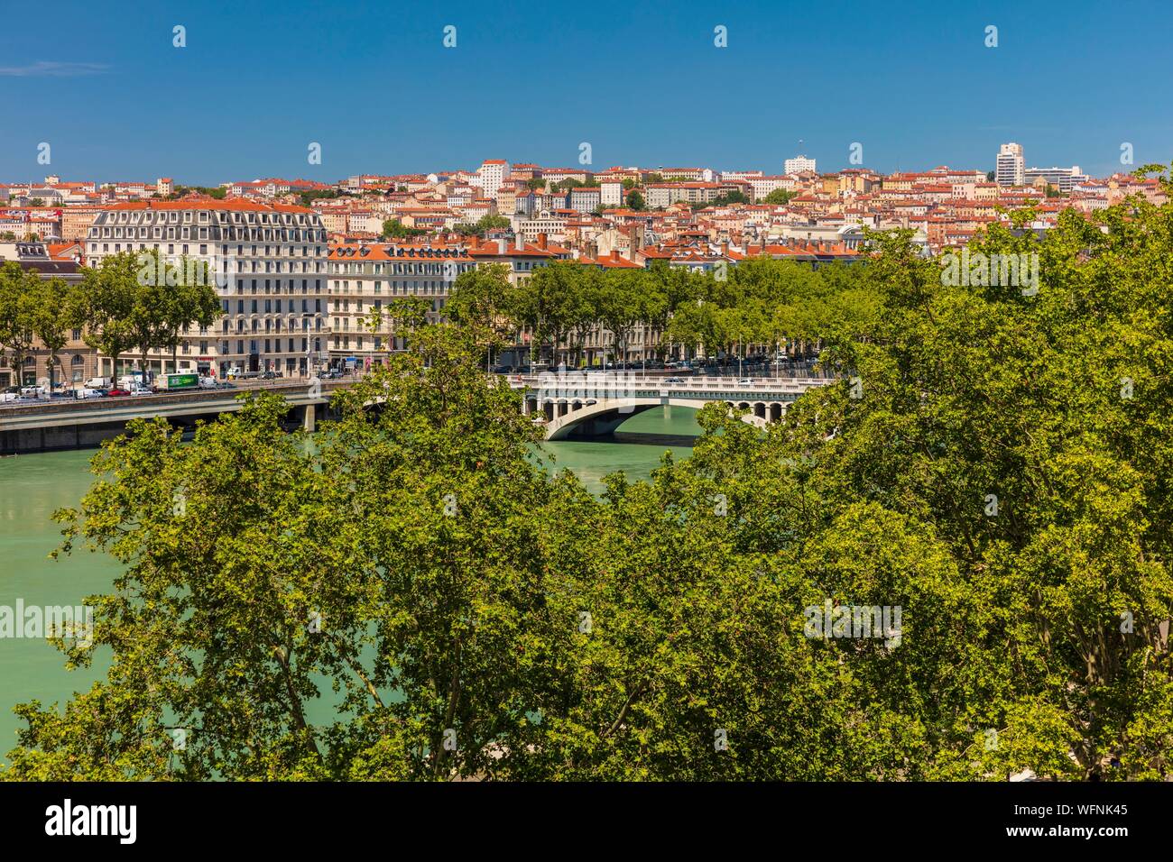 France, Rhône, Lyon, site historique classé au Patrimoine Mondial par l'UNESCO, les banques du Rhône avec vue sur le quartier de la Croix-Rousse et pont Wilson Banque D'Images