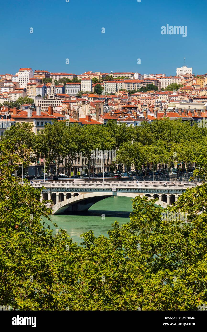 France, Rhône, Lyon, site historique classé au Patrimoine Mondial par l'UNESCO, les banques du Rhône avec vue sur le quartier de la Croix-Rousse et pont Wilson Banque D'Images