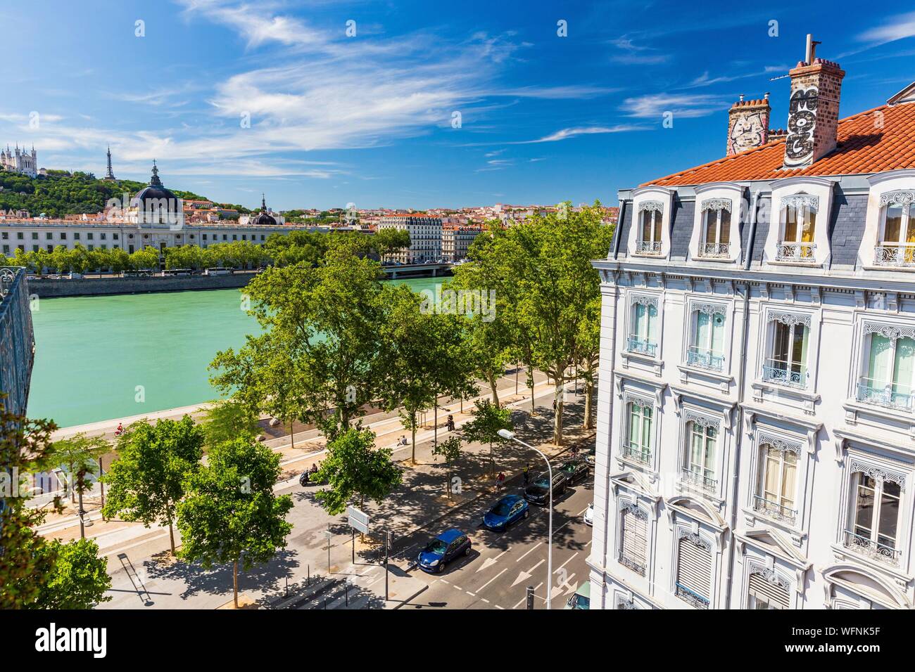 France, Rhône, Lyon, site historique classé au Patrimoine Mondial par l'UNESCO, quai Victor Augagneur, Rhône banques avec une vue de l'Hôtel-Dieu et Basilique Notre-Dame de Fourvière Banque D'Images