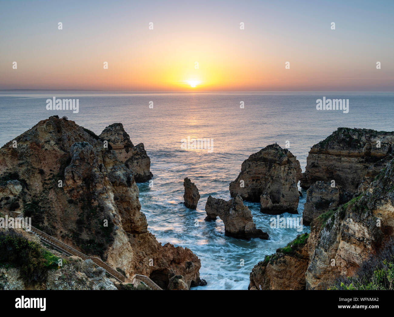 La Ponta da Piedade est située à Lagos, dans la région de l'Algarve au Portugal. L'Europe au coucher du soleil Banque D'Images
