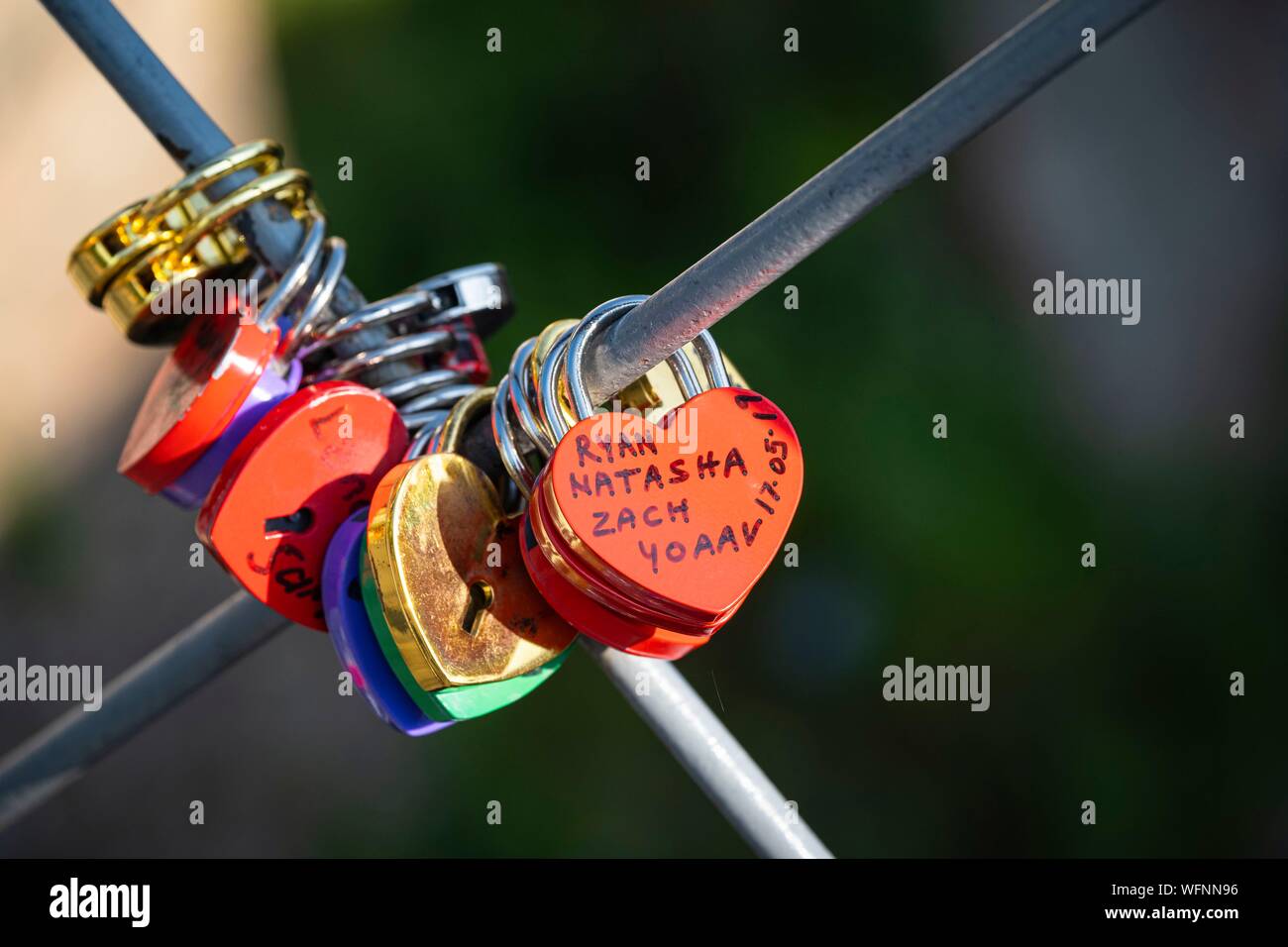 La Géorgie, Tbilissi, Old Tbilissi ou Dzveli Kalaki, Abanotubani district ou district de la soufre, l'amour des verrous sur le pont sur la rivière Tsavkisis-Tskali Banque D'Images