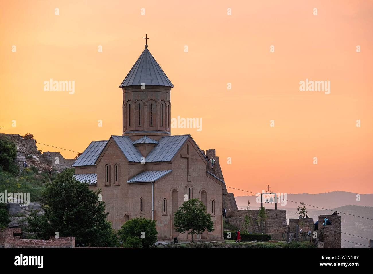 La Géorgie, Tbilissi, la forteresse de Narikala et Saint Nicholas church donnent sur le Vieux Tbilissi (ou Dzveli Kalaki) Banque D'Images
